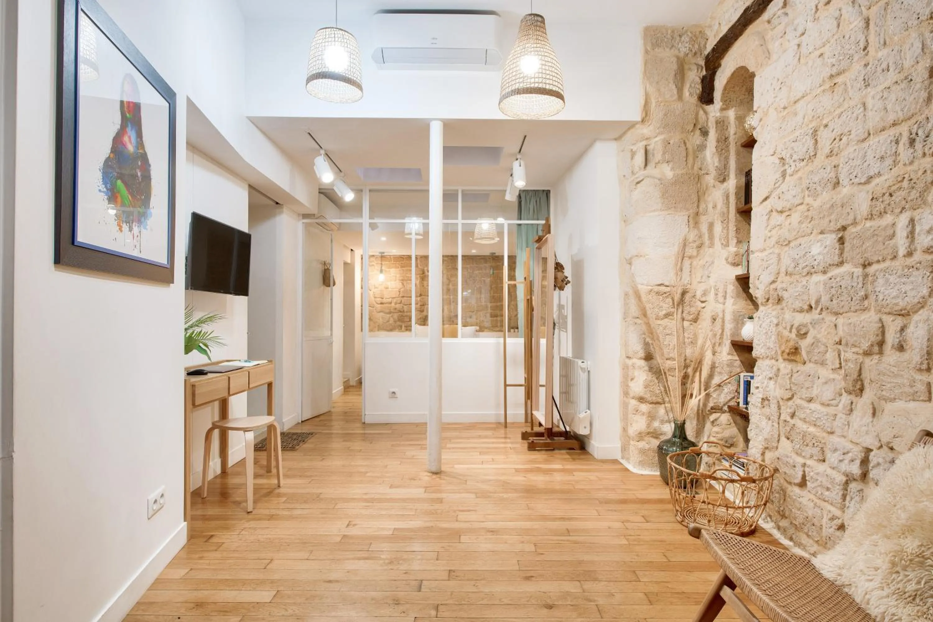 Living room in New Stunning 4 Bdrs Apt, With AC – Le Marais