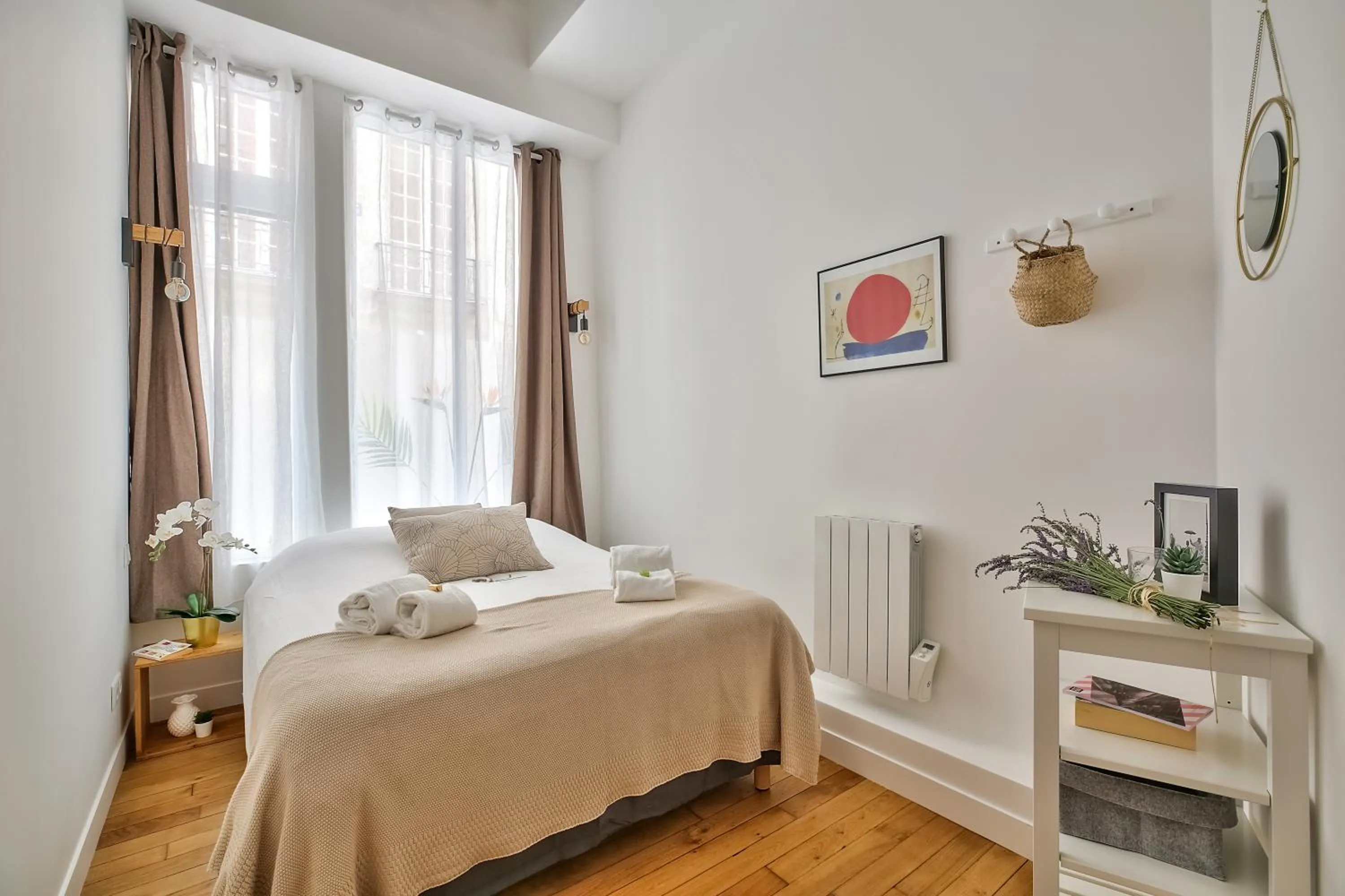 Bed in New Stunning 4 Bdrs Apt, With AC – Le Marais