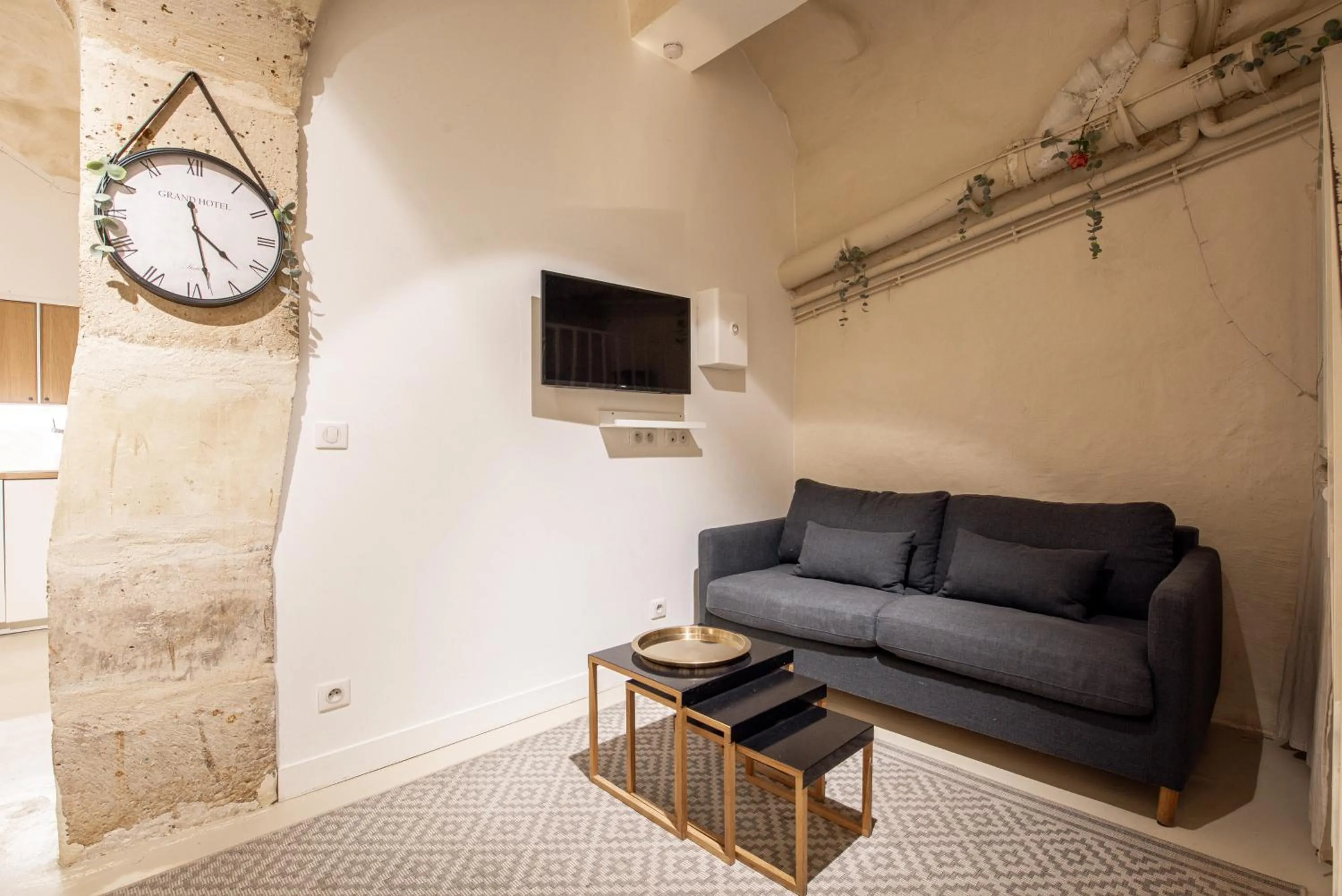 Living room in New Stunning 4 Bdrs Apt, With AC – Le Marais