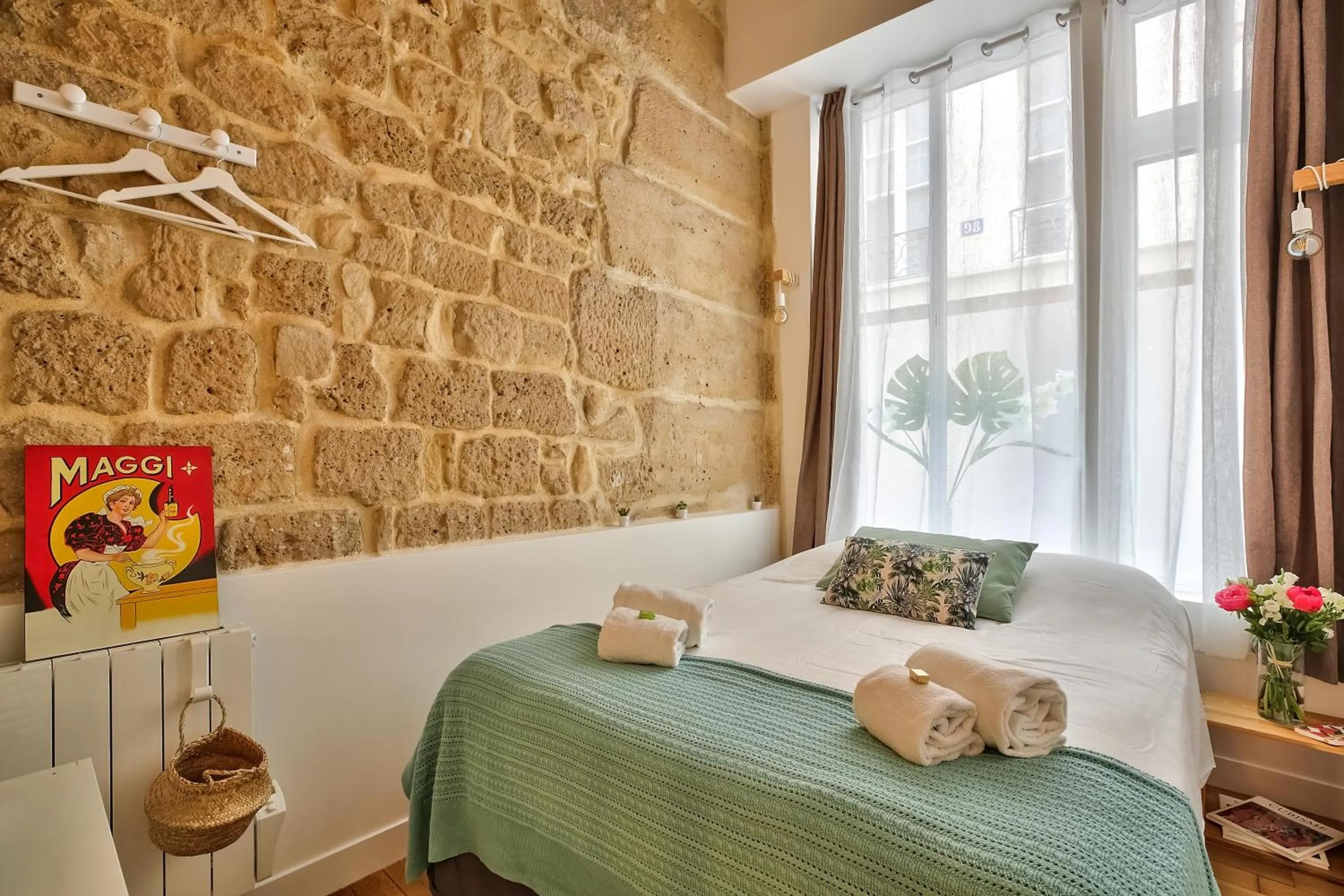 Bed in New Stunning 4 Bdrs Apt, With AC – Le Marais