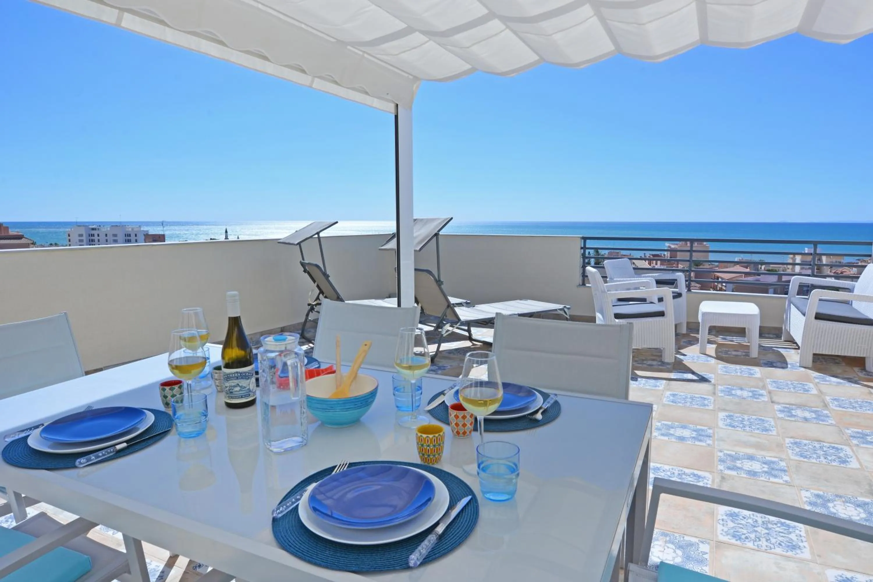Balcony/Terrace in Penthouse with Panoramic View by NRAS