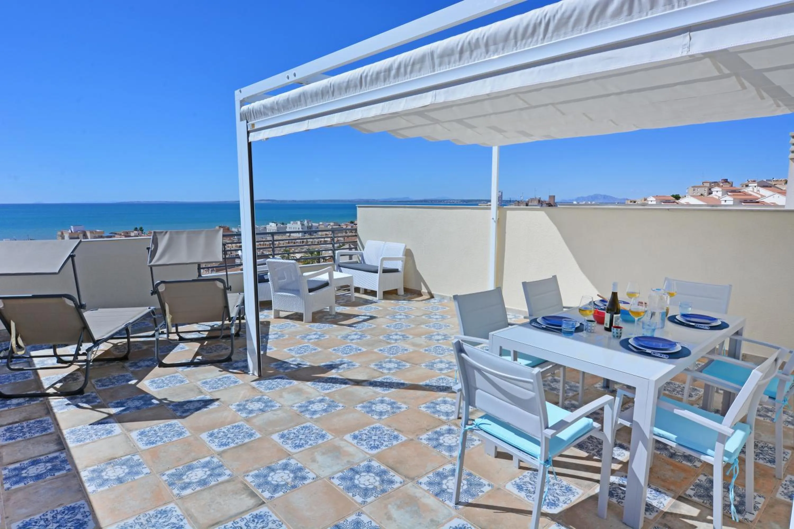 Balcony/Terrace in Penthouse with Panoramic View by NRAS