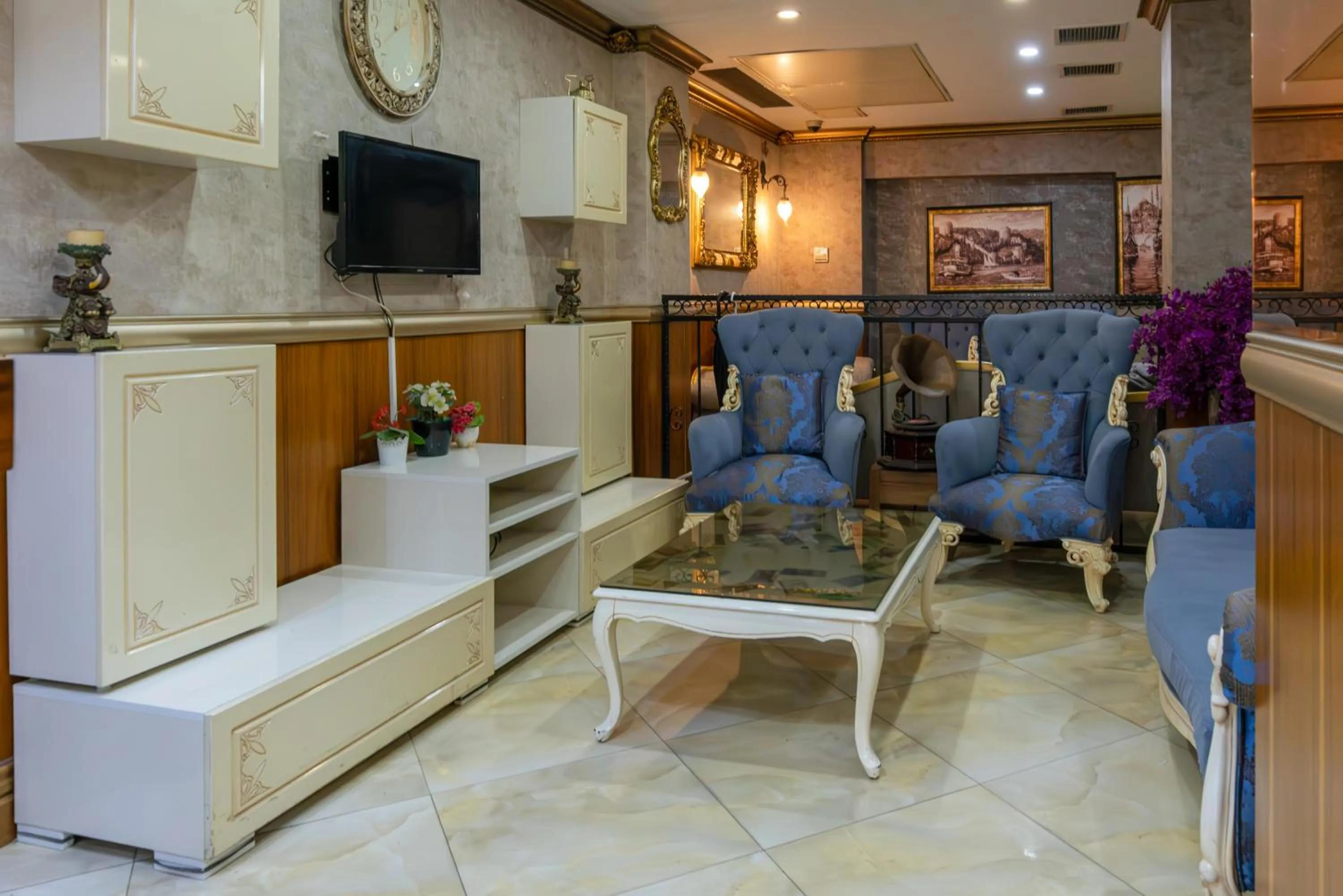 Seating area in Taksim Cuento Hotel