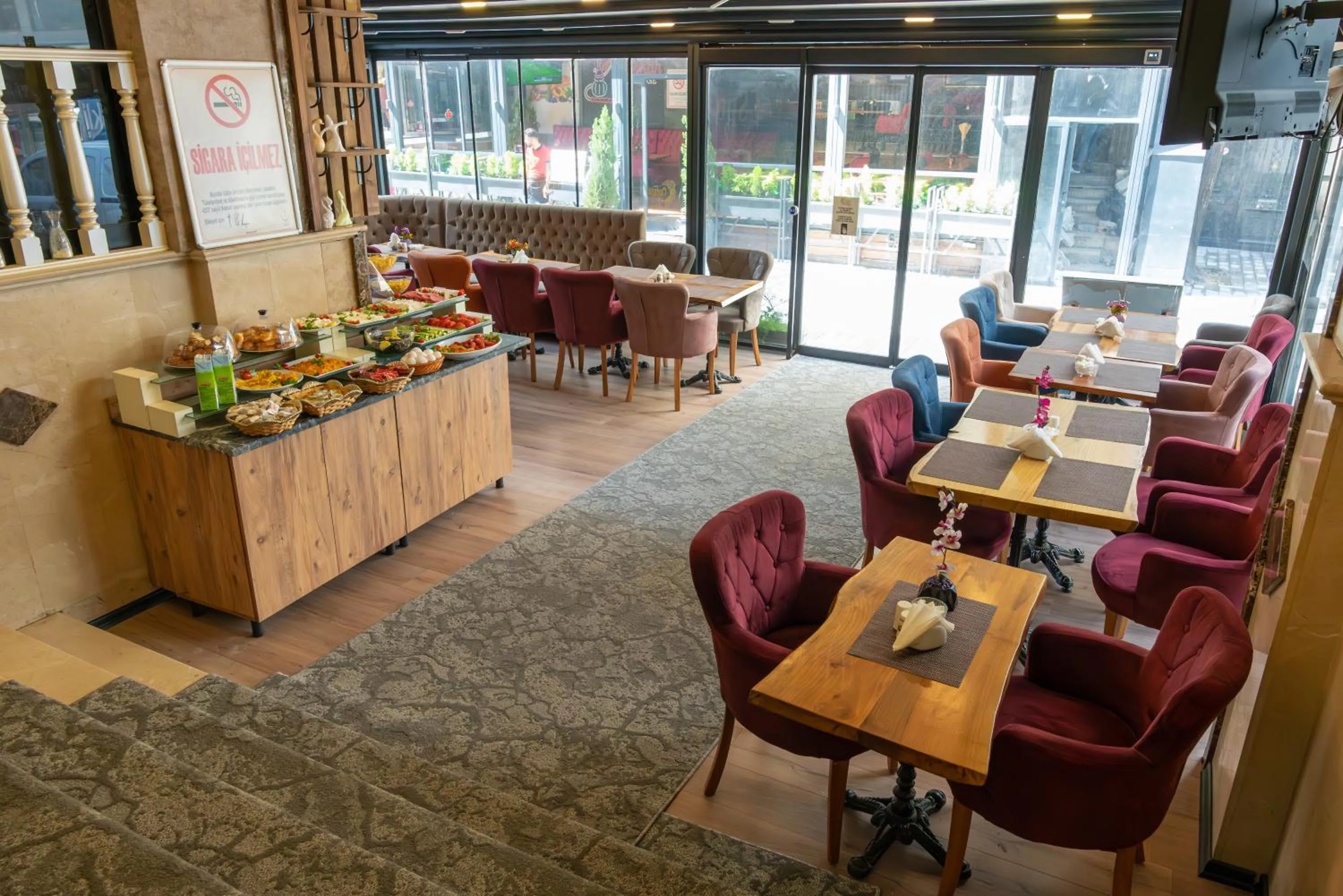 Restaurant/places to eat in Taksim Cuento Hotel