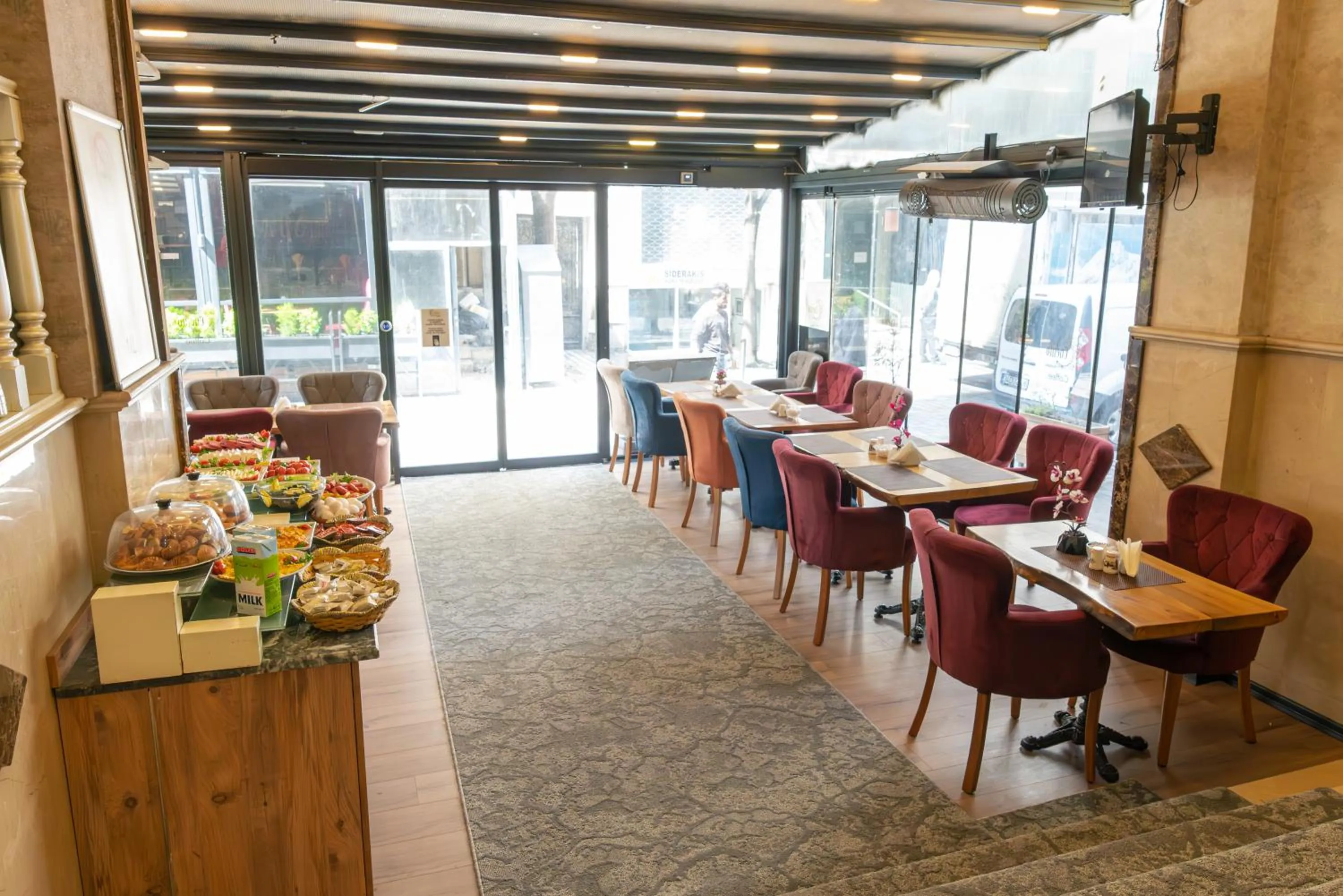 Restaurant/places to eat in Taksim Cuento Hotel