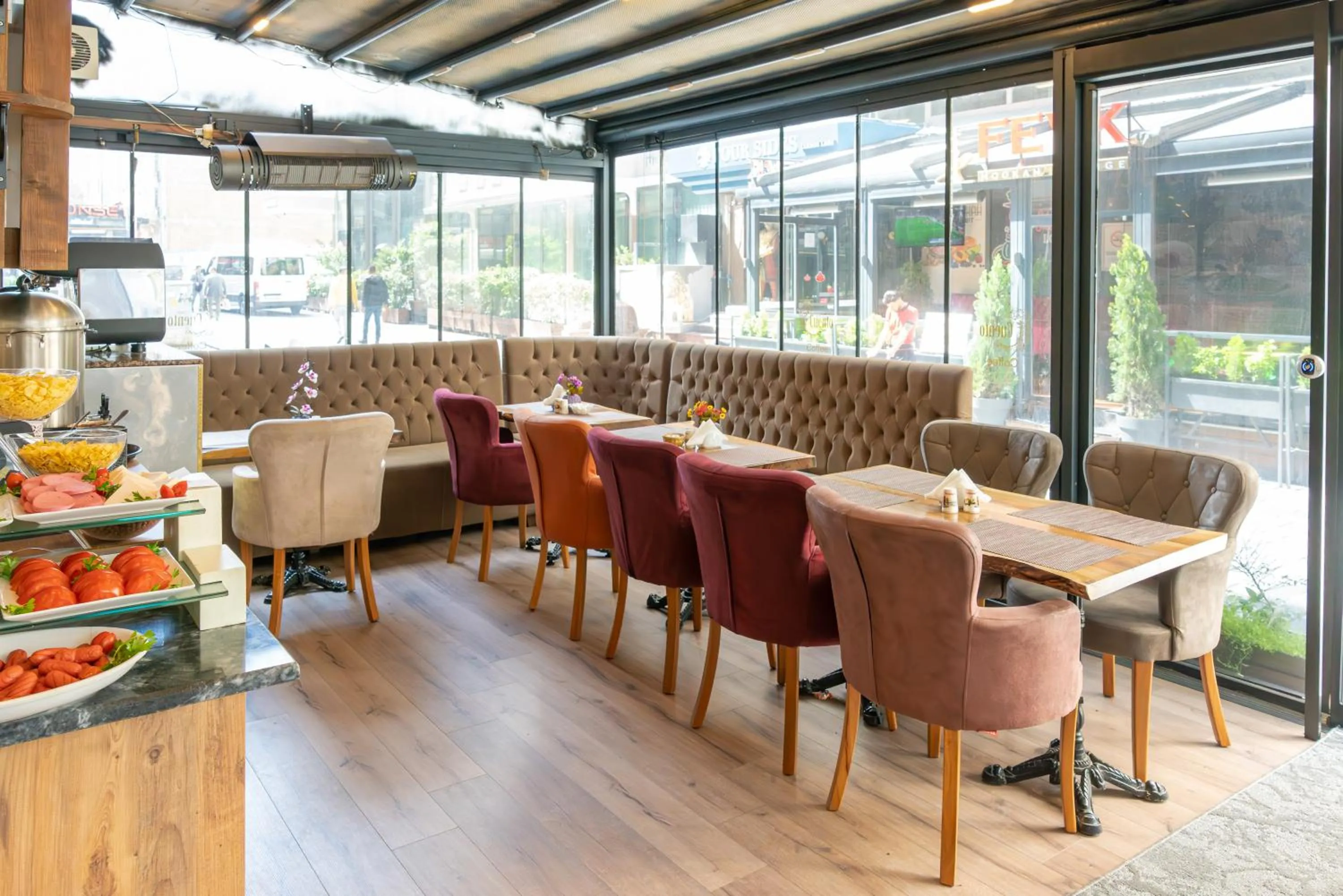 Restaurant/places to eat in Taksim Cuento Hotel