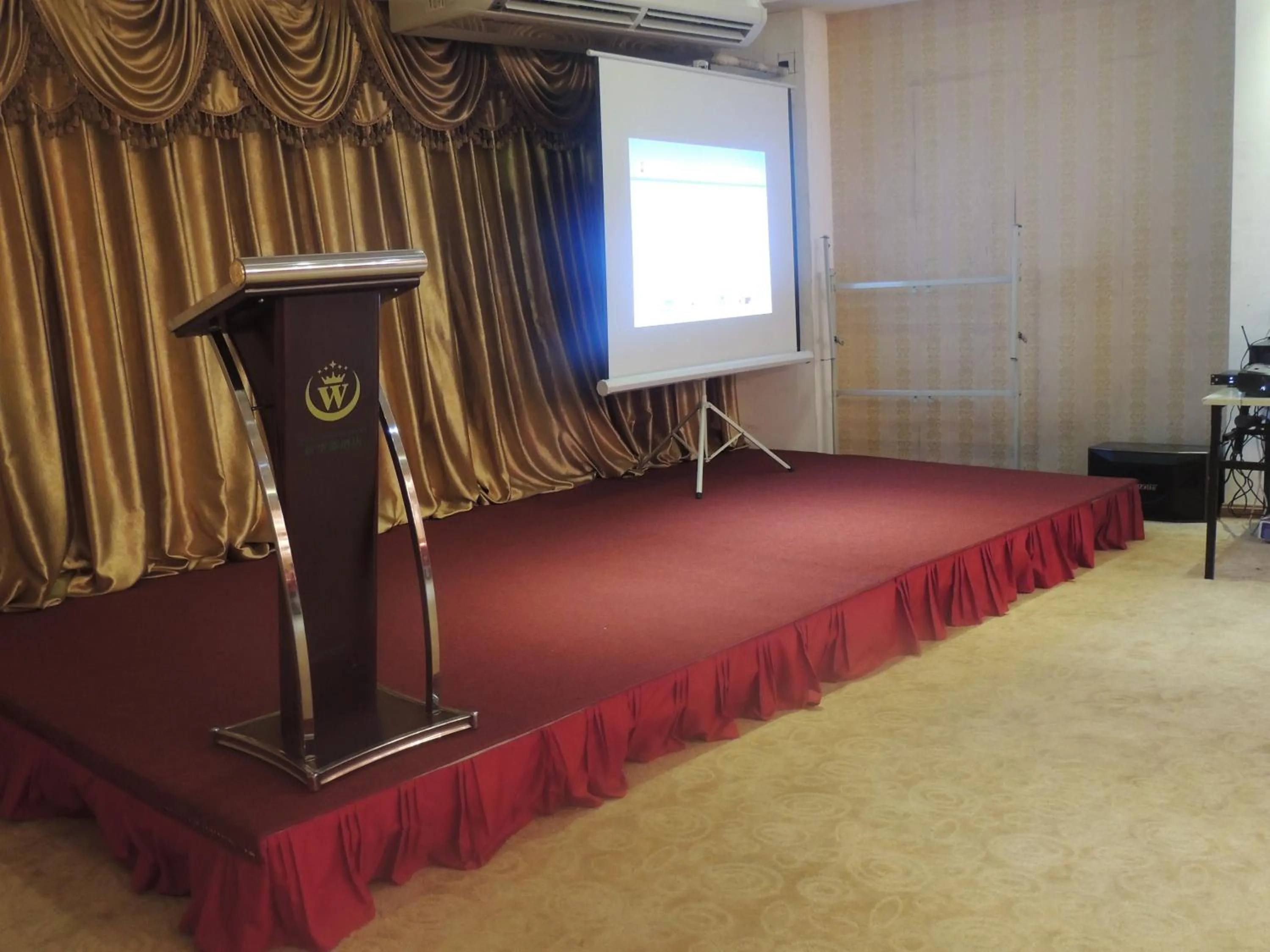 Business facilities in Dela Chambre Hotel