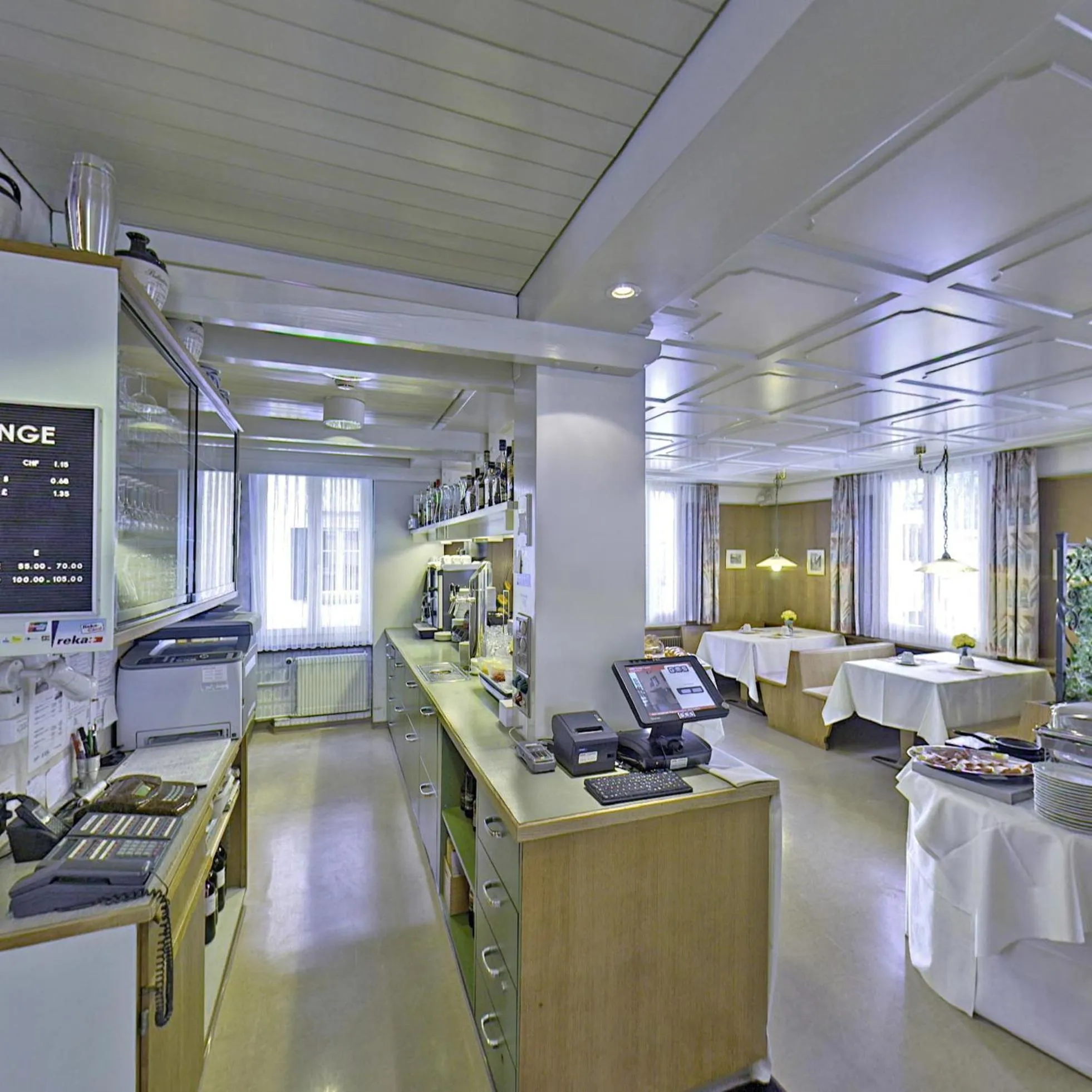 Restaurant/places to eat in Hotel Sporting