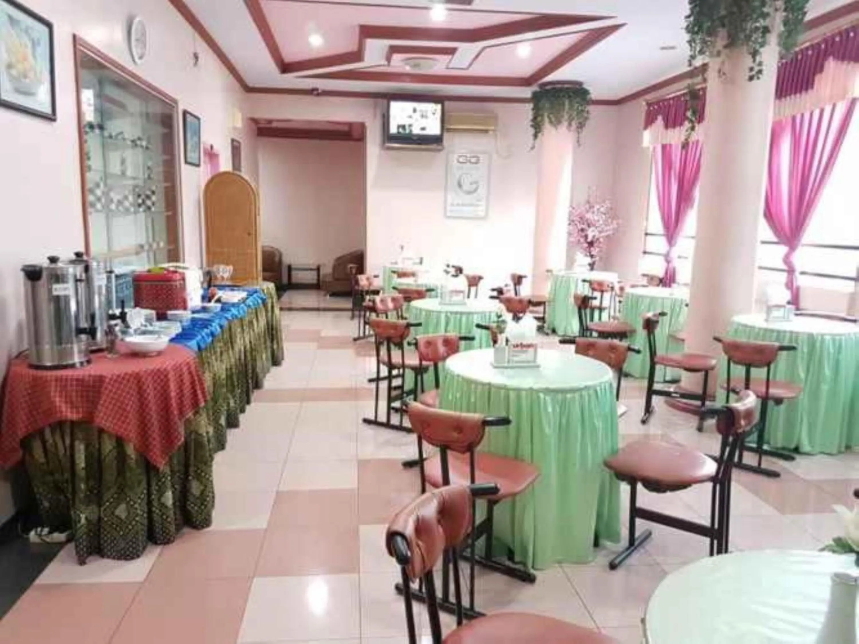 Restaurant/places to eat in Hotel Parewisata