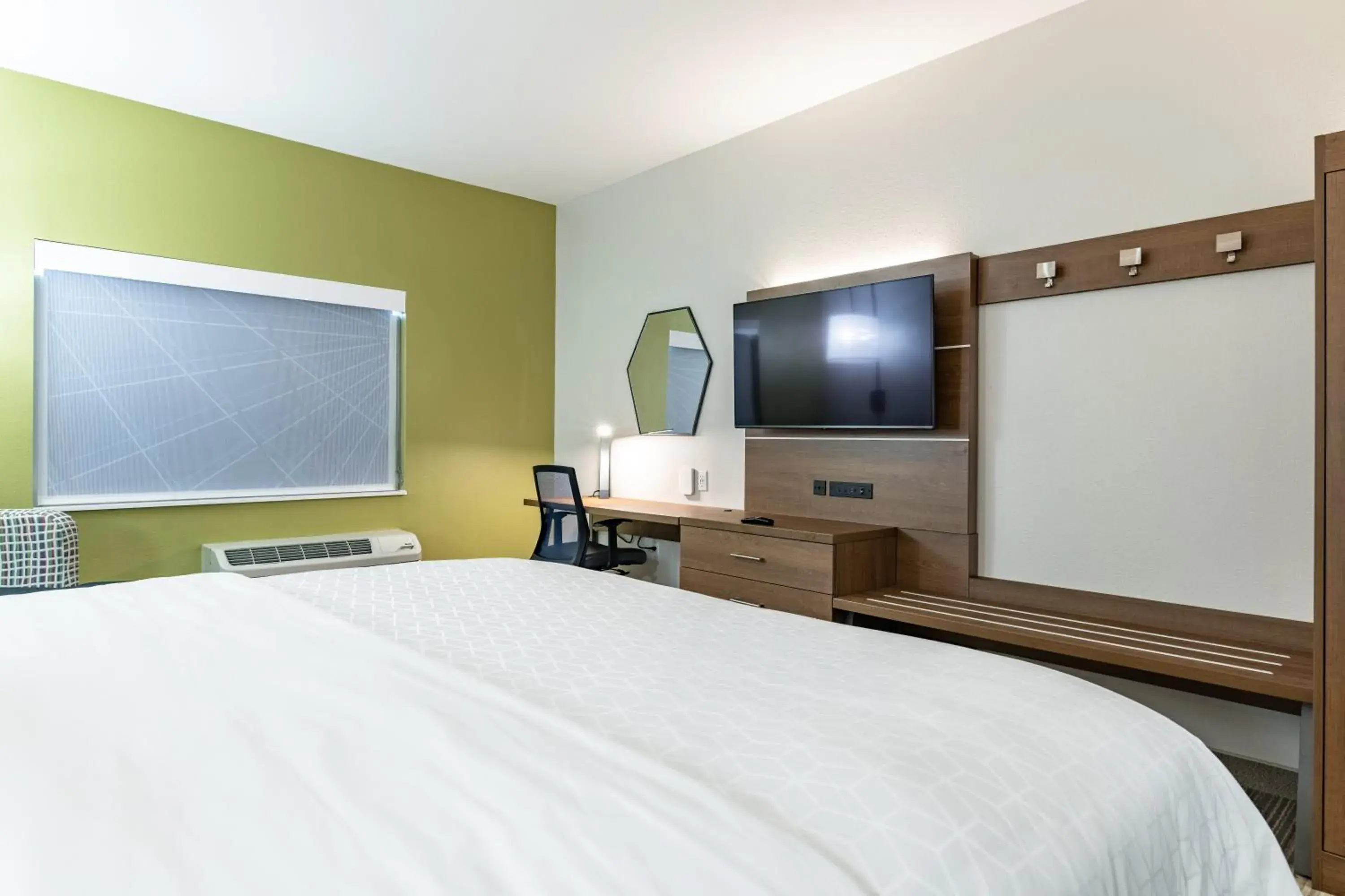 Standard King Room in Holiday Inn Express & Suites - Moundsville by IHG Standard King Room in Holiday Inn Express & Suites - Moundsville by IHG