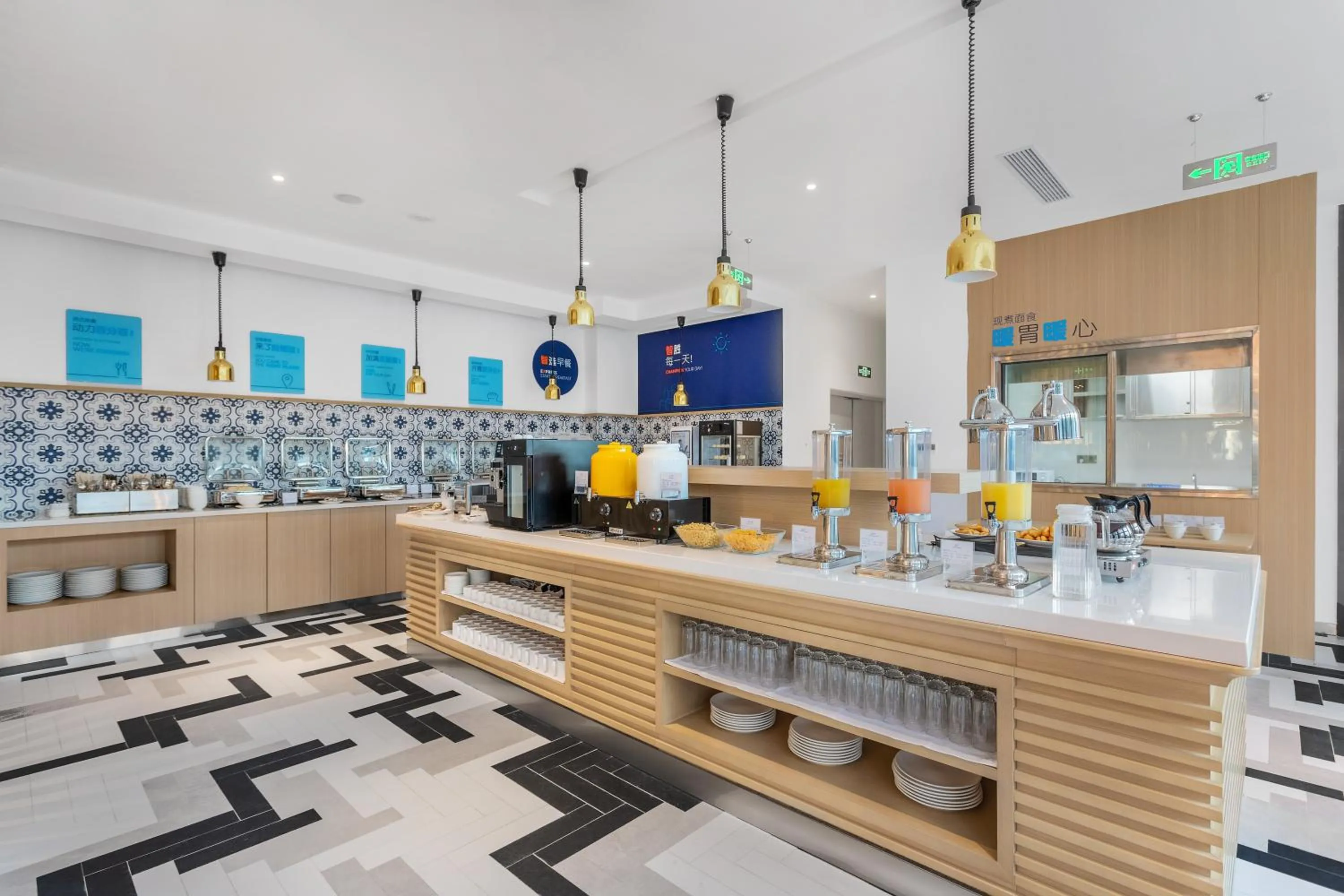 Restaurant/places to eat in Holiday Inn Express Dali Xiaguan by IHG