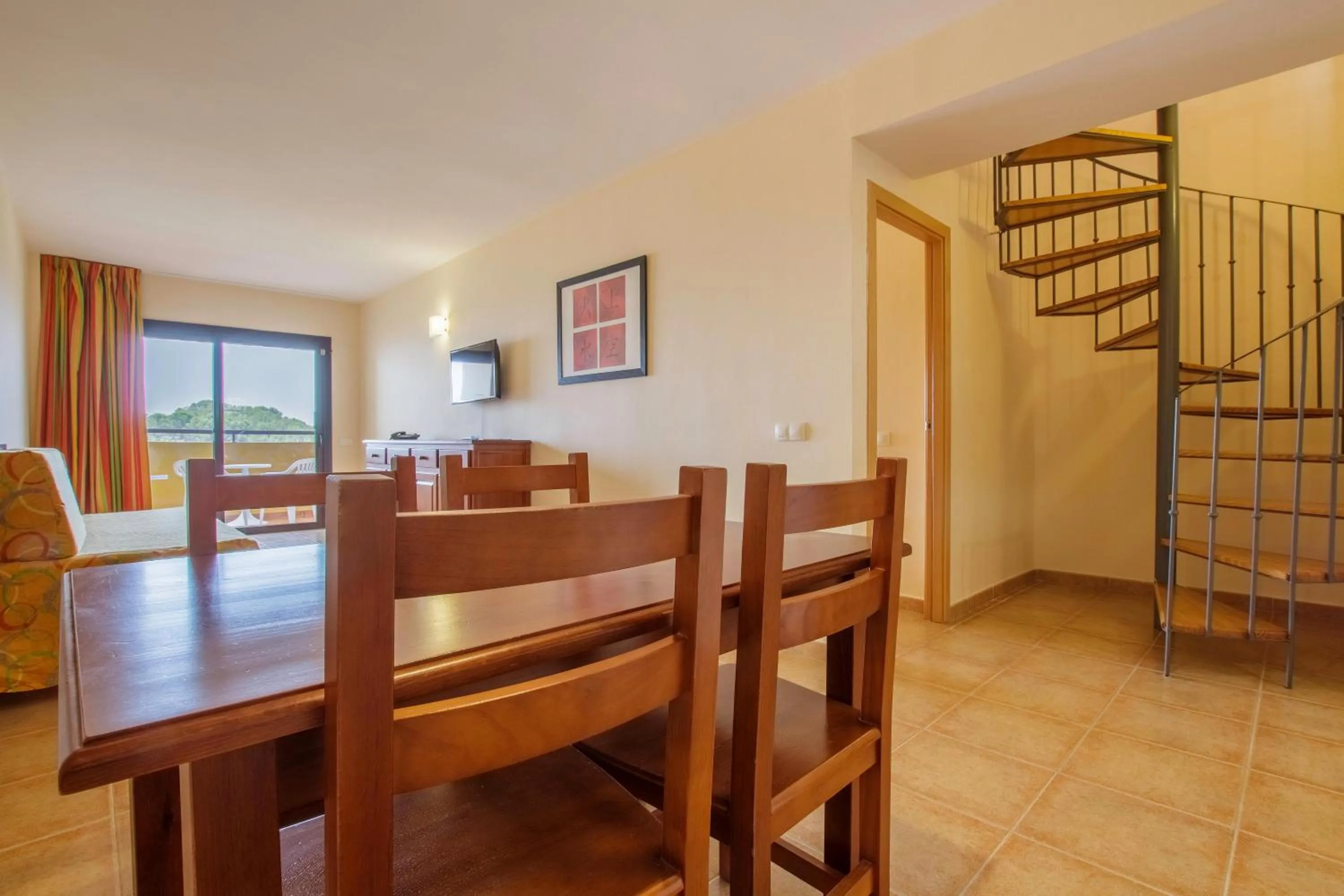 Photo of the whole room in Apartamentos Best Alcazar