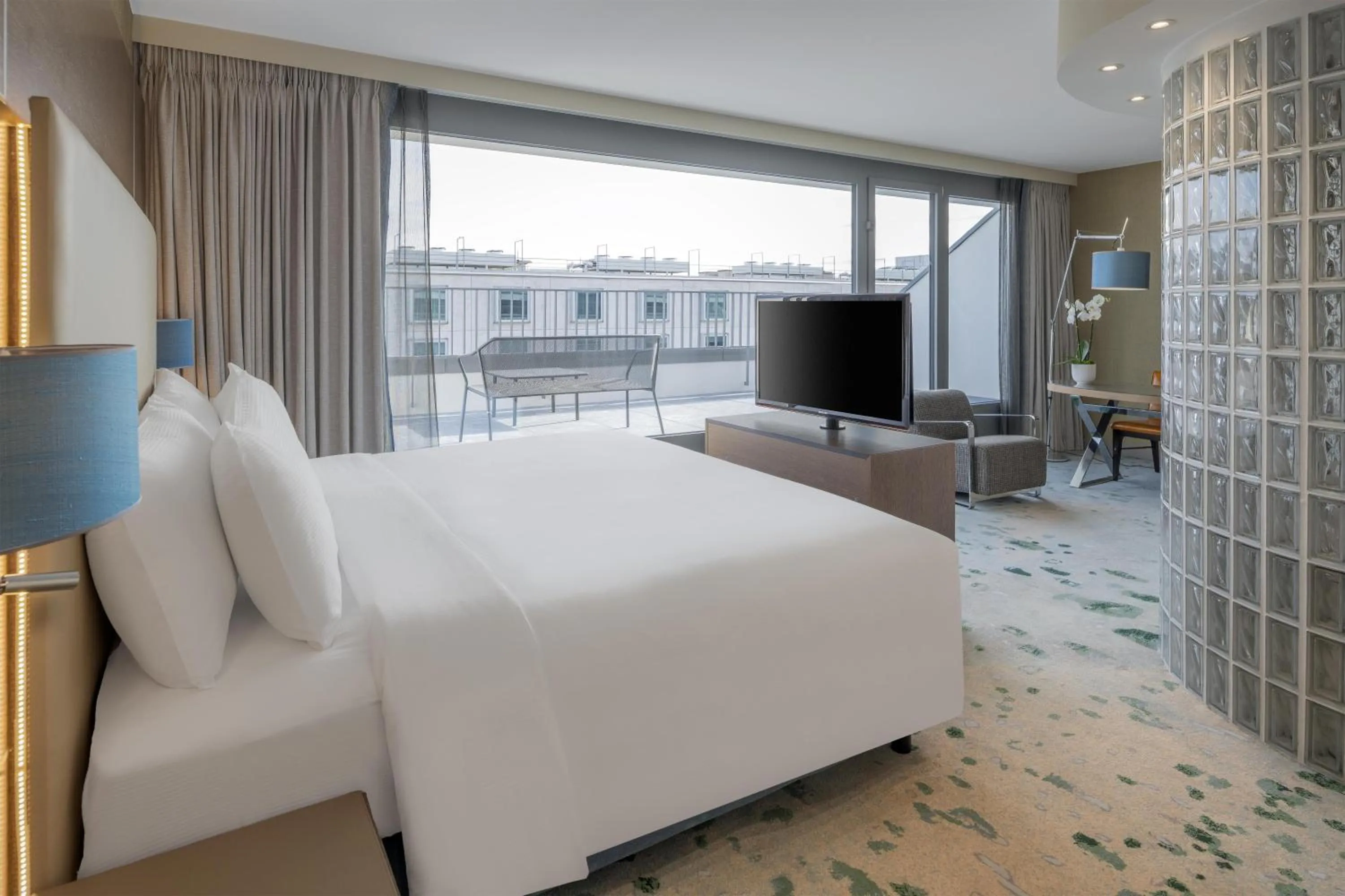 View (from property/room), Bed in Hilton Geneva Hotel and Conference Centre