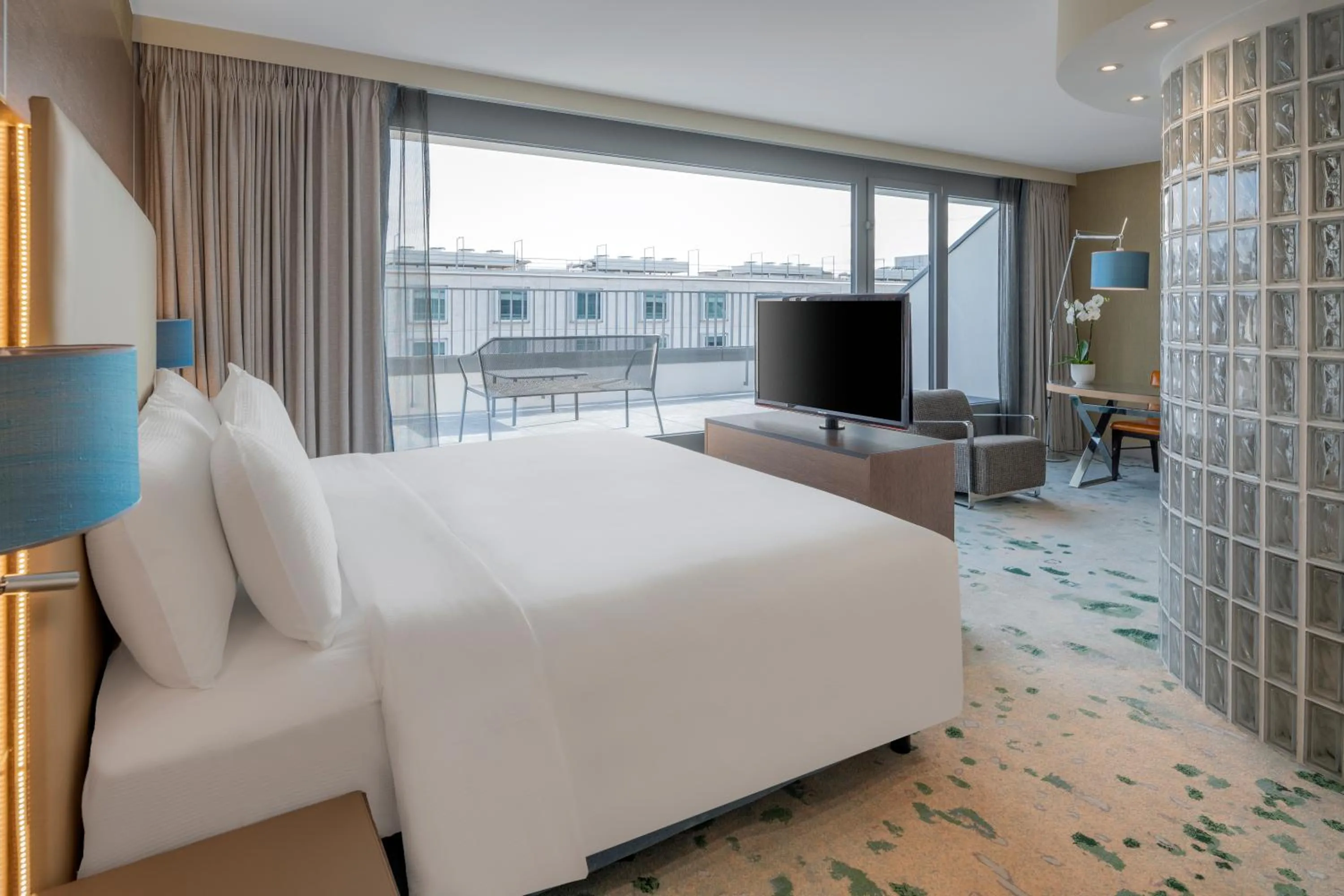 Bedroom, Bed in Hilton Geneva Hotel and Conference Centre