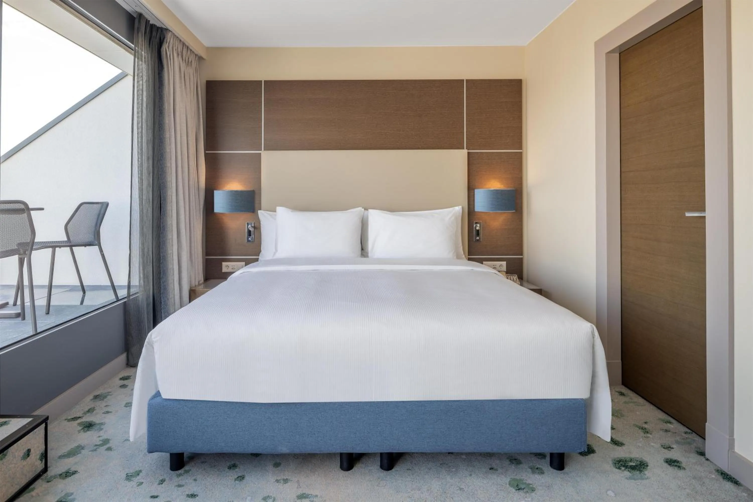 View (from property/room), Bed in Hilton Geneva Hotel and Conference Centre