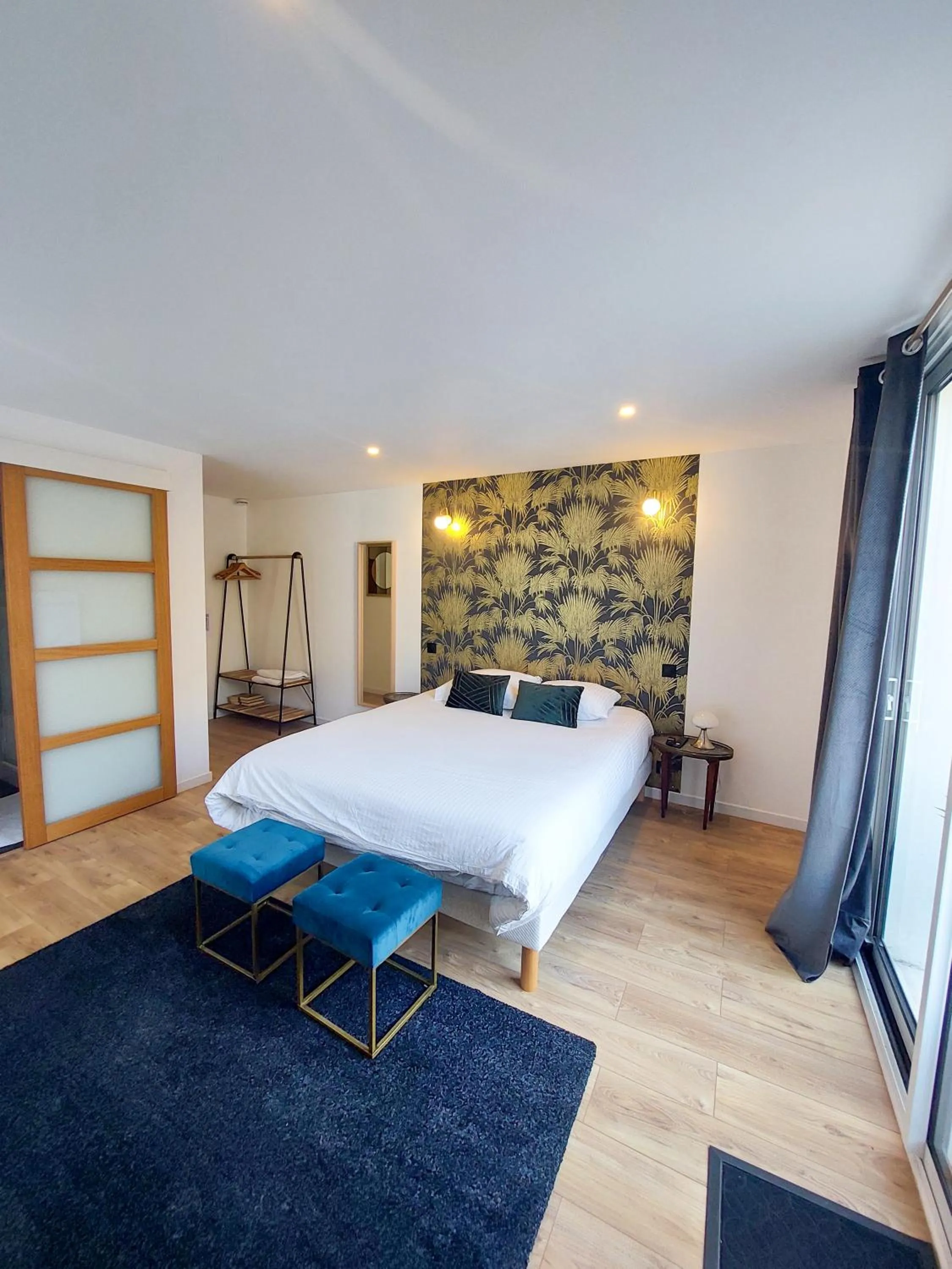 Photo of the whole room, Bed in Le Huis Clos