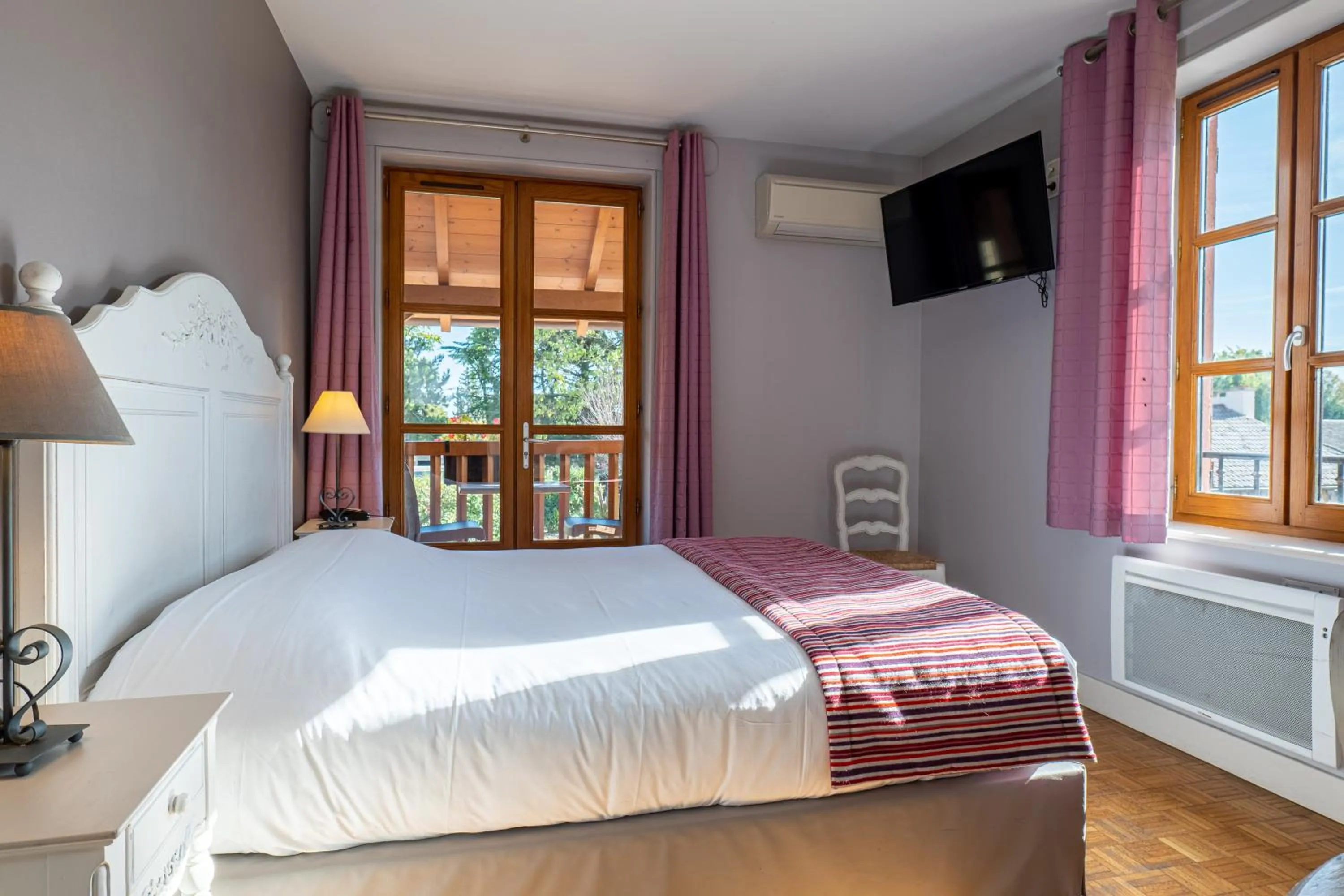 Bed in Hotel Village Motel