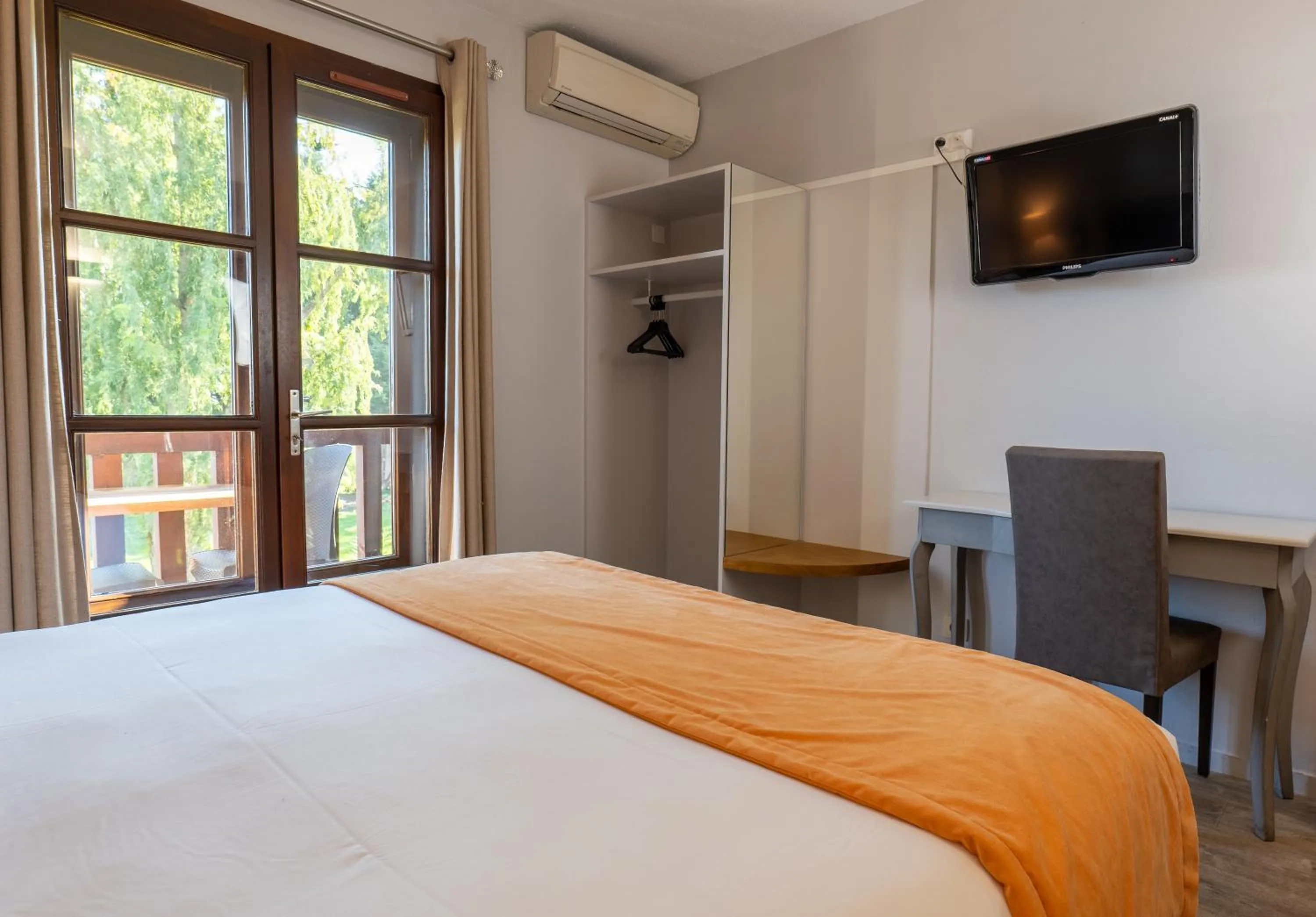 Bed in Hotel Village Motel