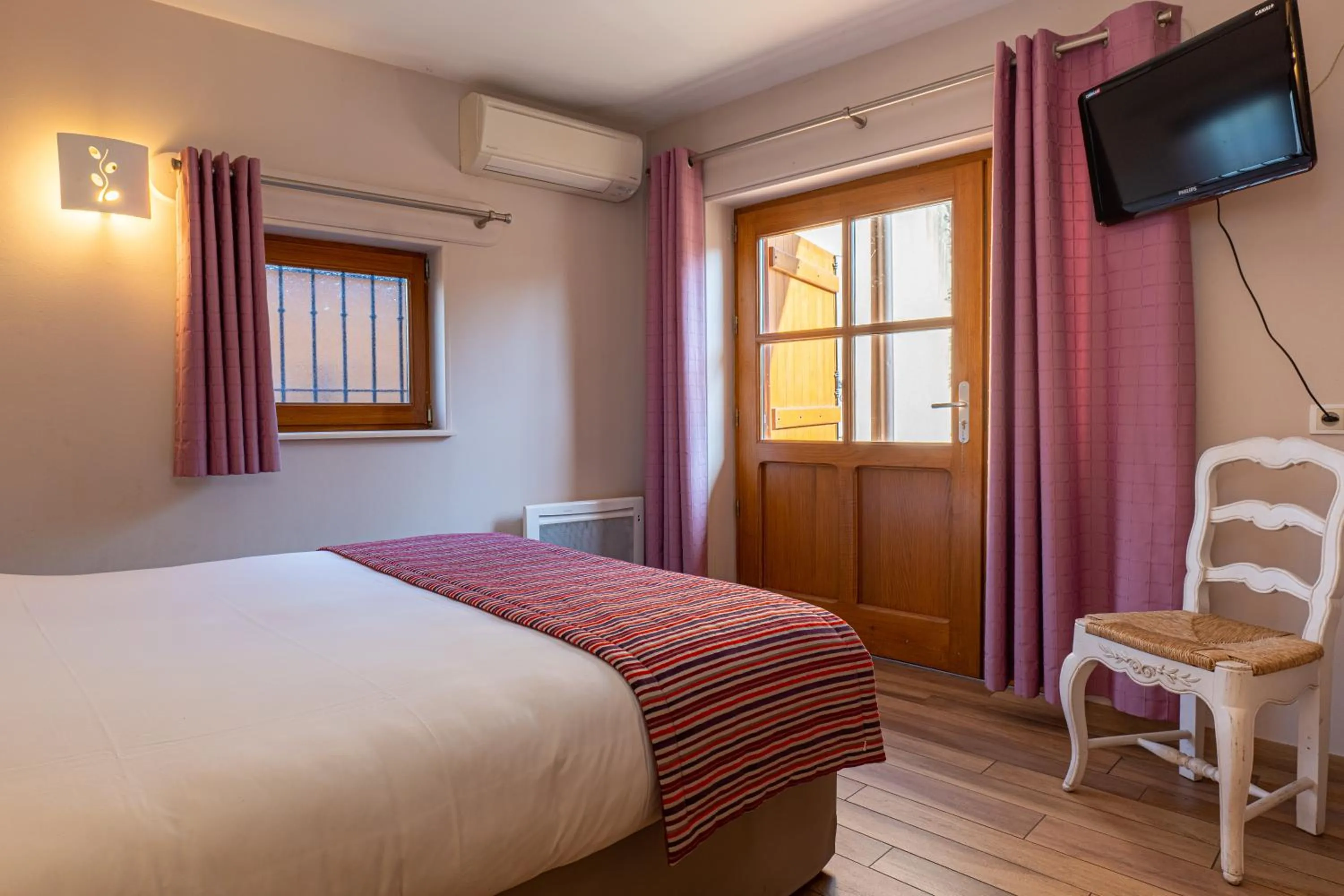 Communal lounge/ TV room, Bed in Hotel Village Motel