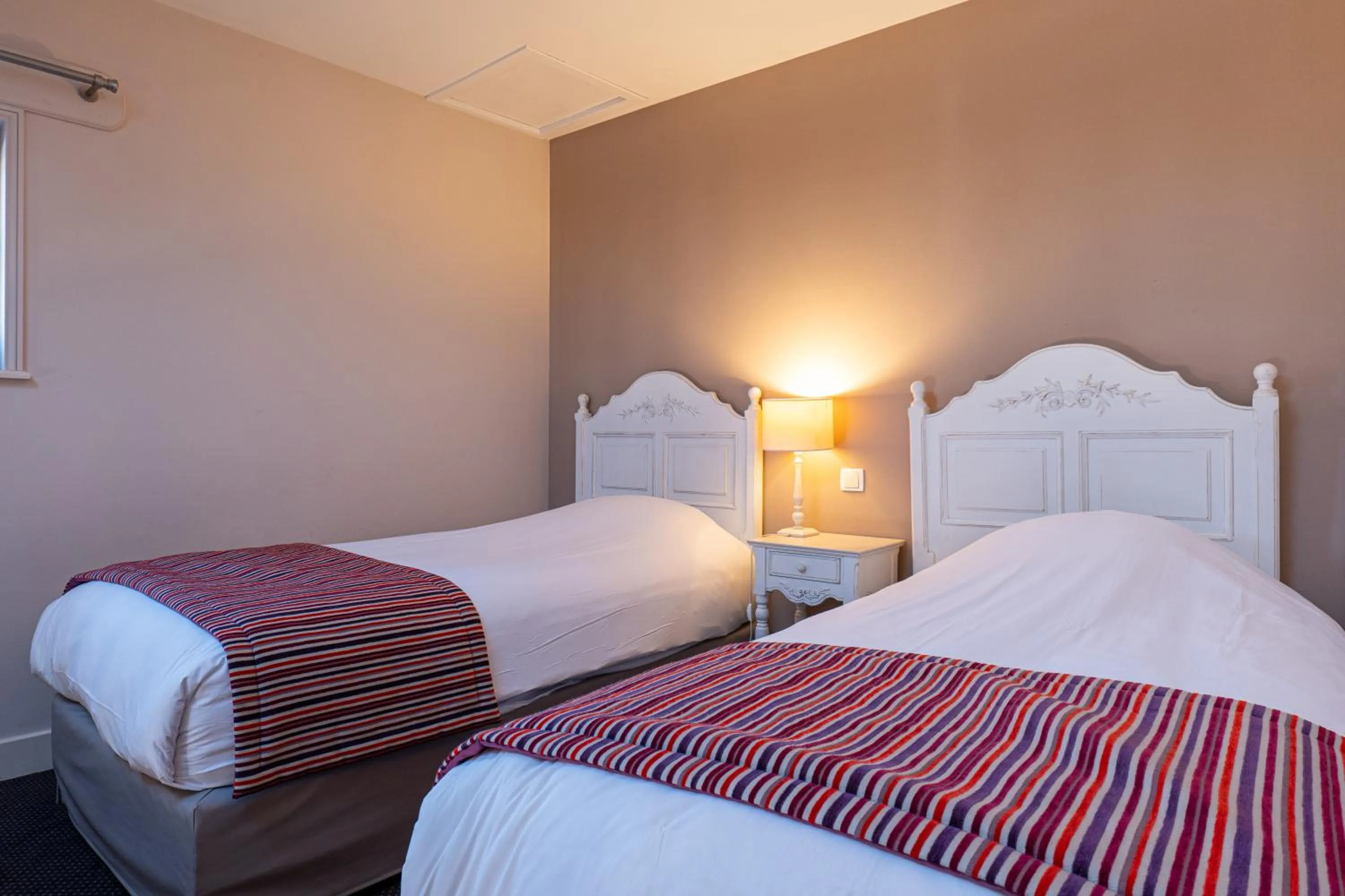 Bed in Hotel Village Motel