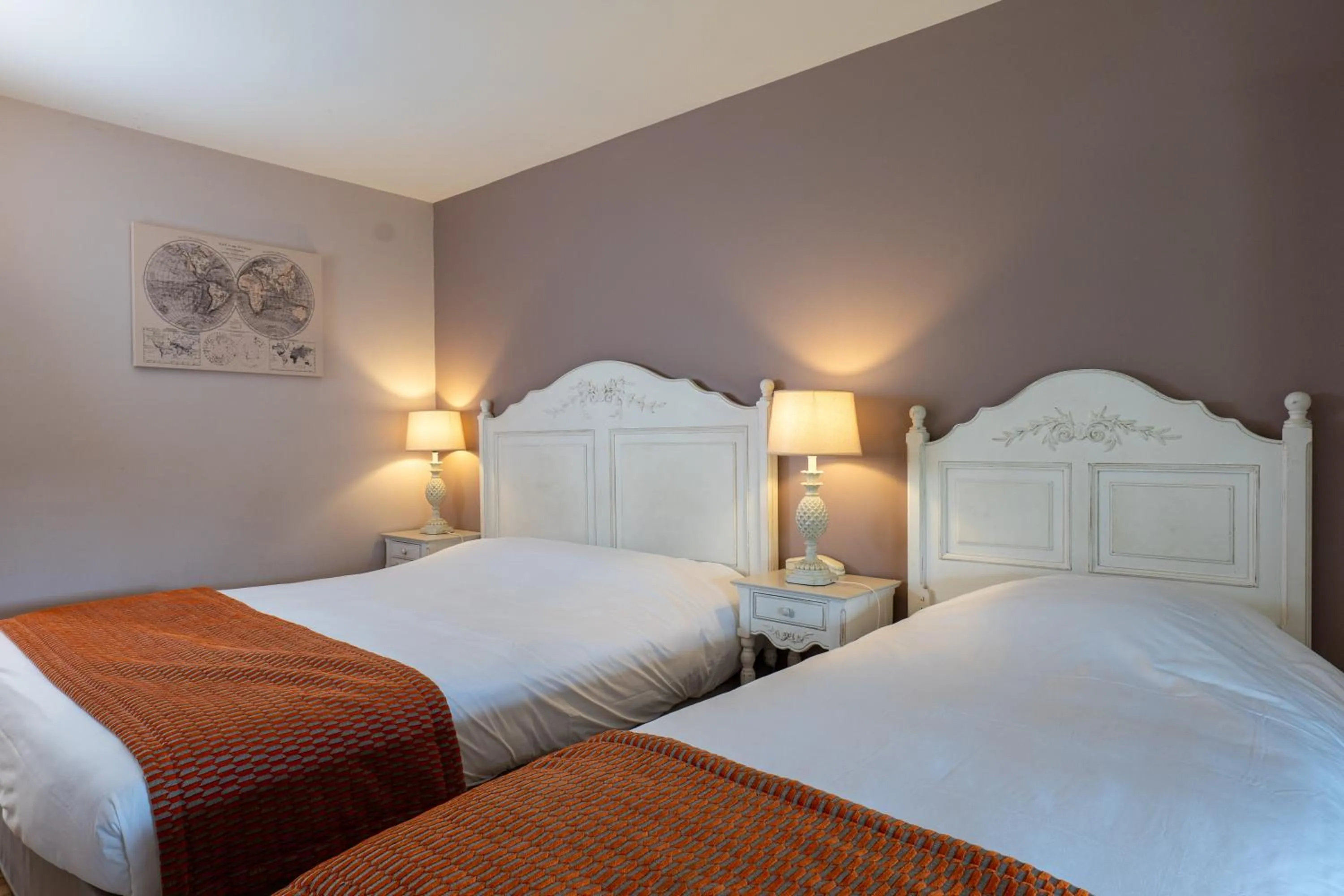 Bed in Hotel Village Motel