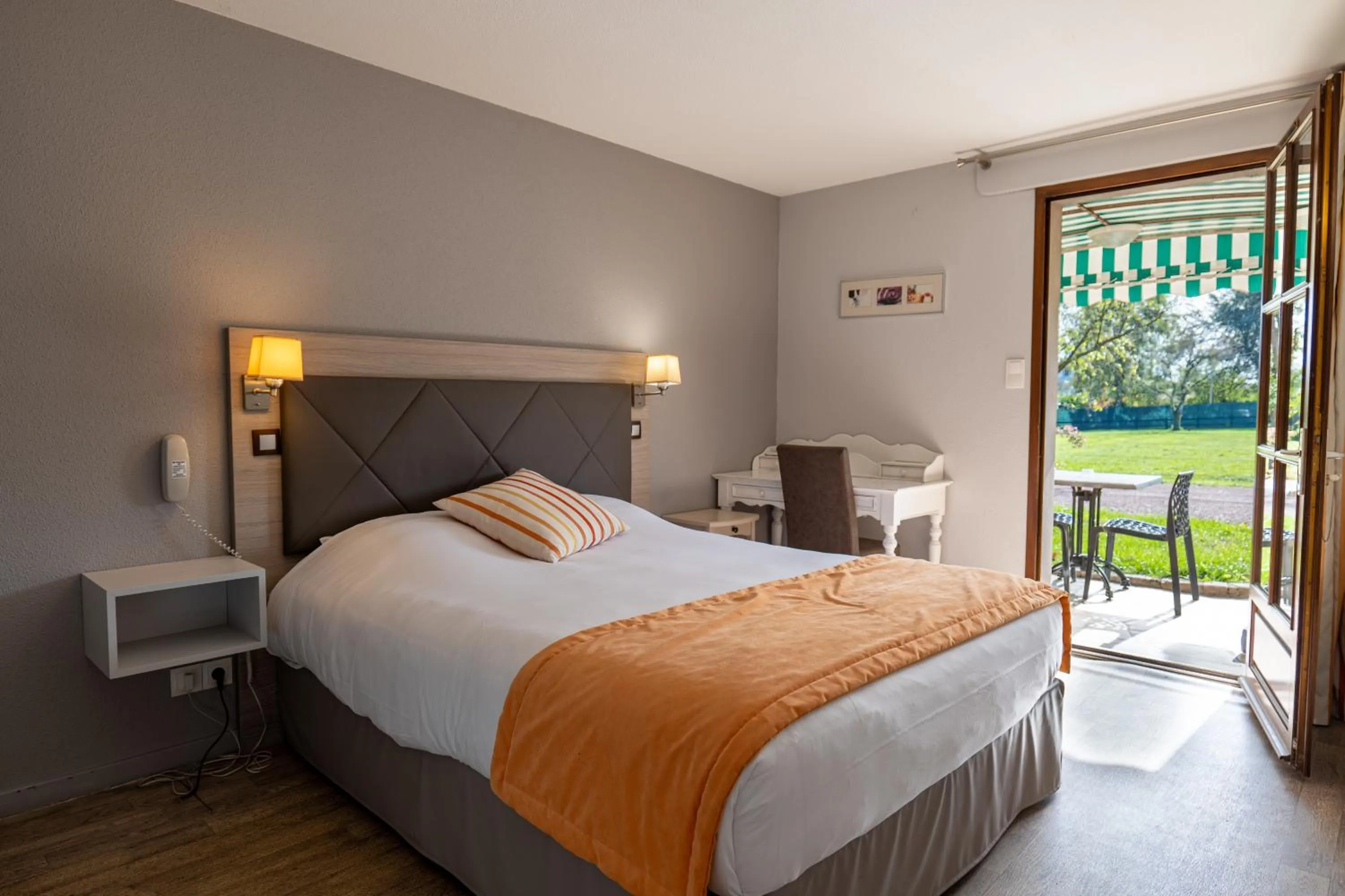 Bed in Hotel Village Motel