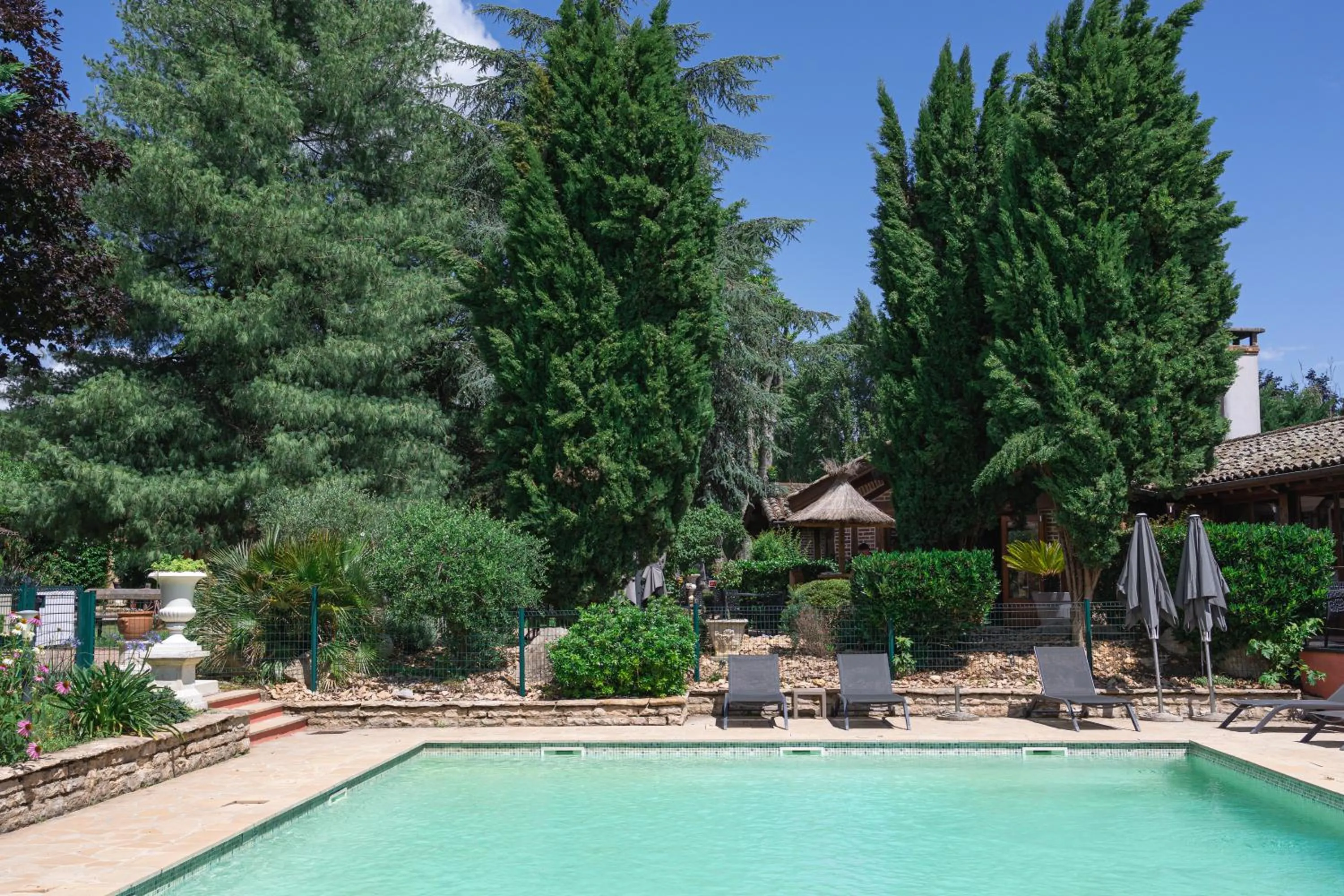 Swimming pool in Hotel Village Motel