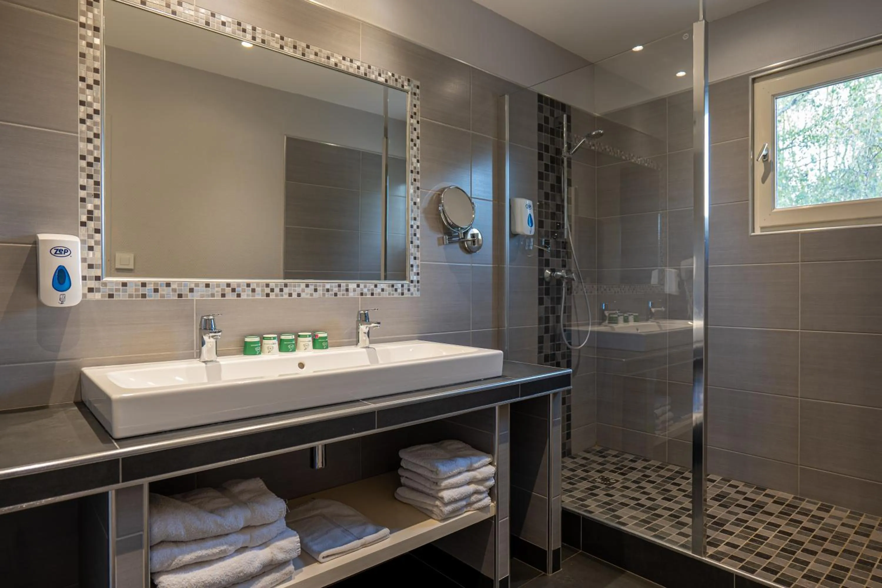 Shower in Hotel Village Motel