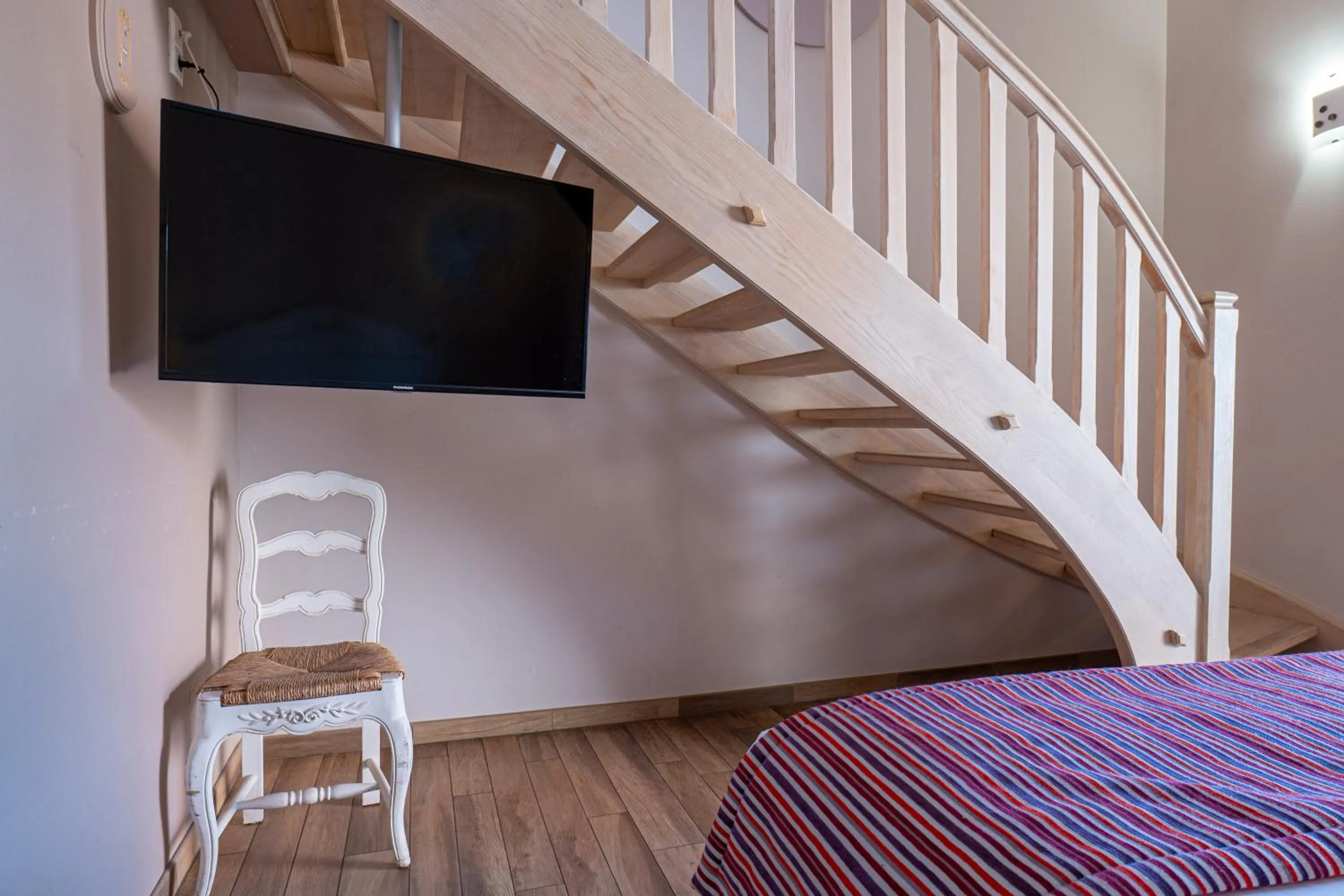 TV and multimedia, Bed in Hotel Village Motel