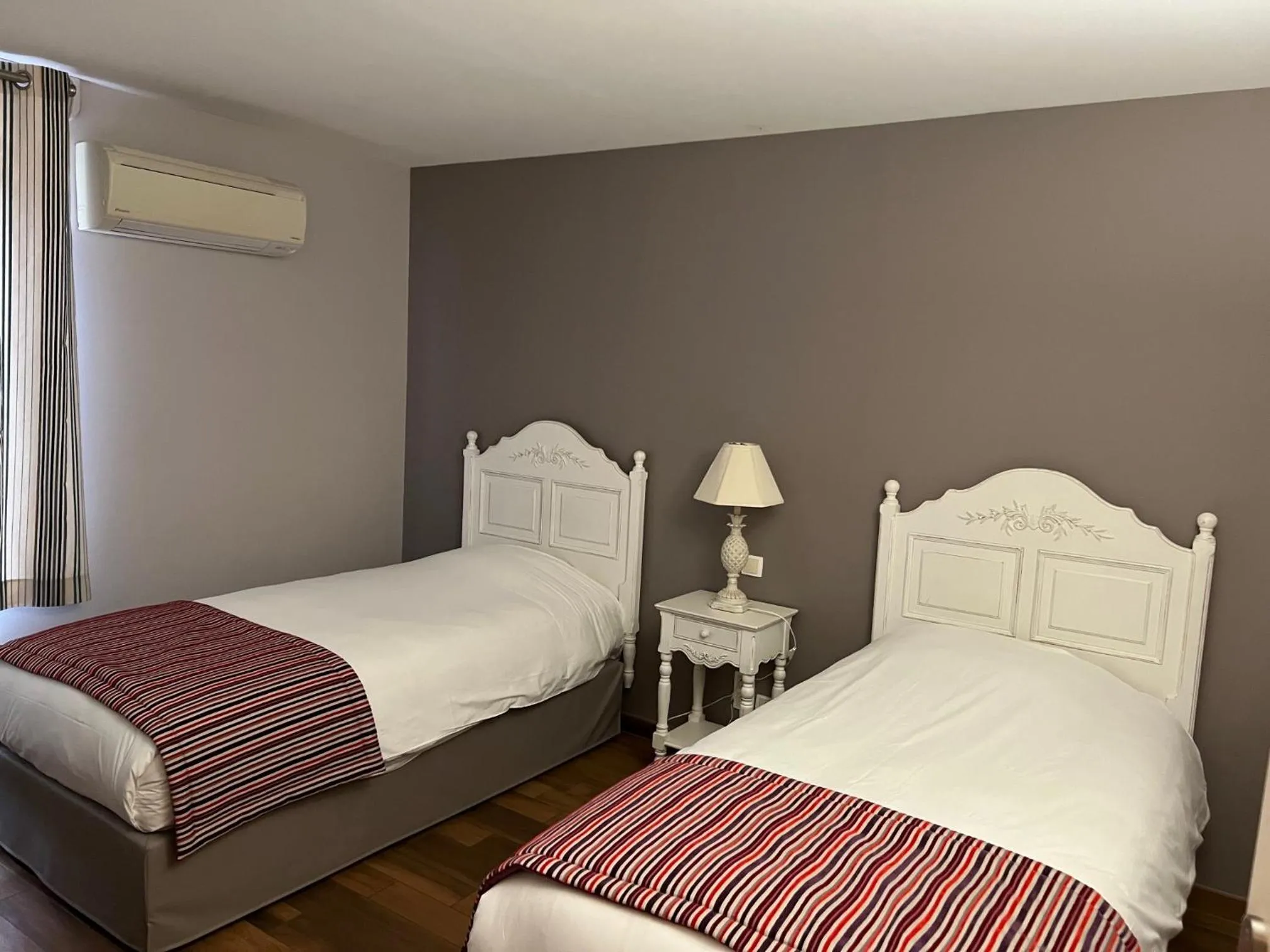 Bed in Hotel Village Motel