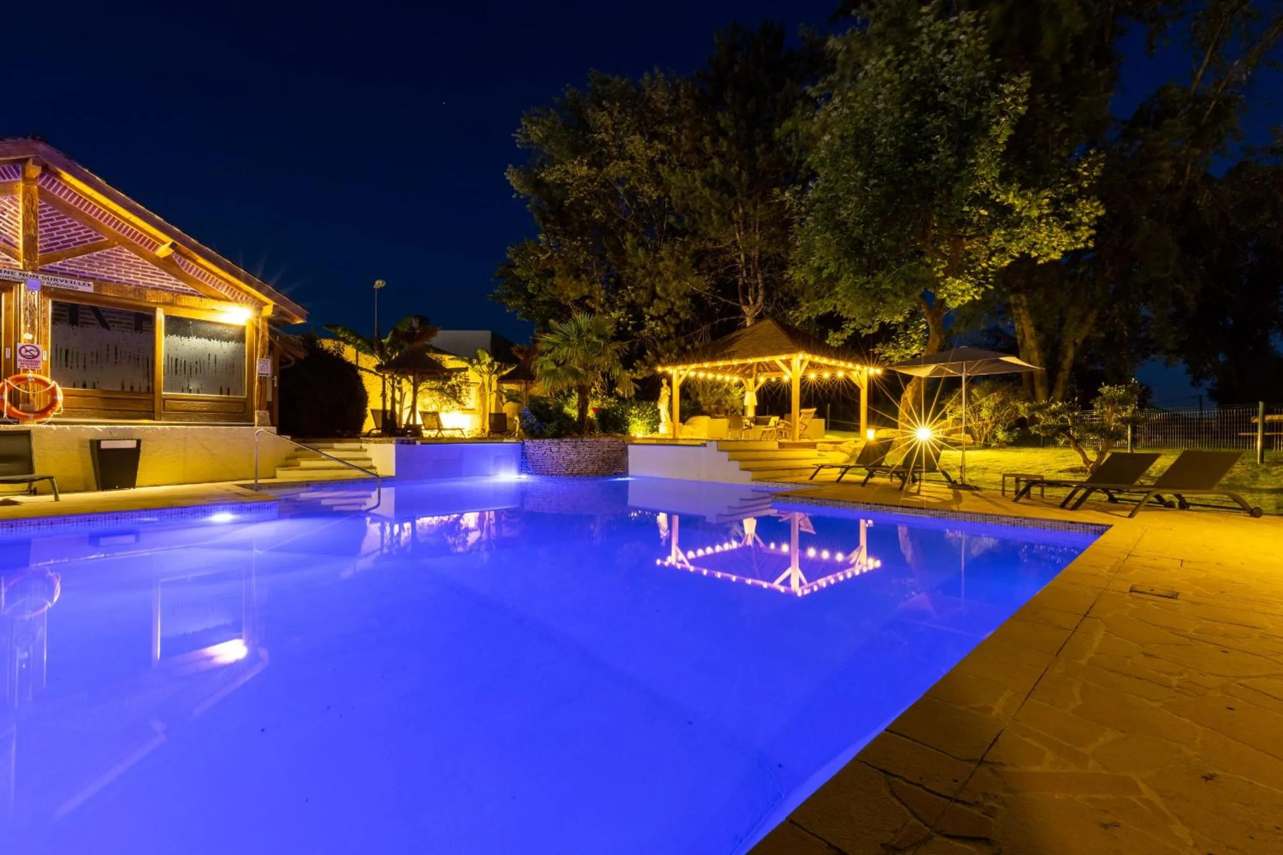 Swimming pool in Hotel Village Motel