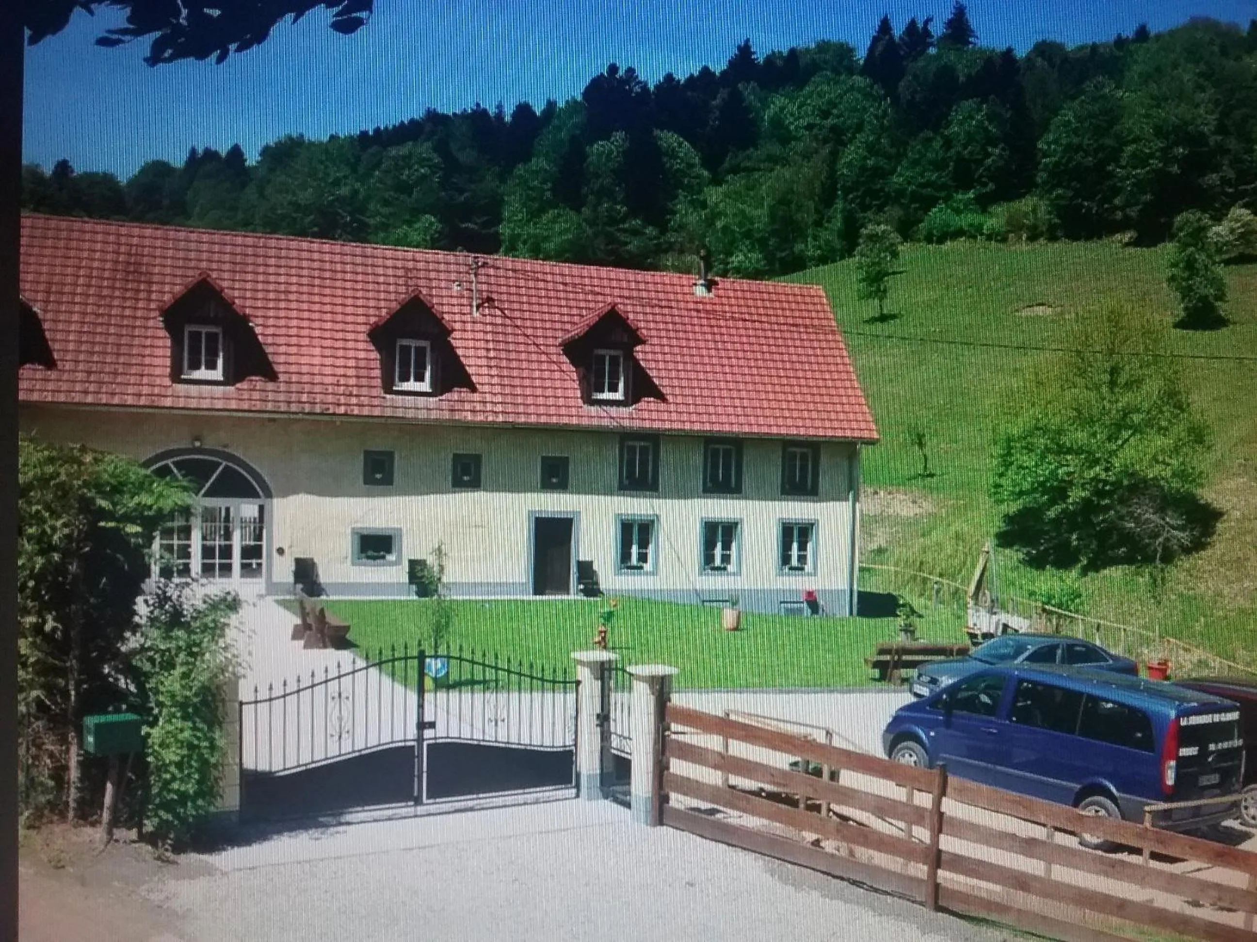 Property building in LA CLIMONTAINE