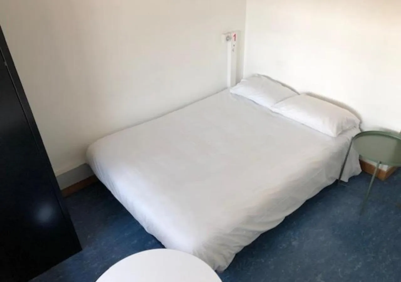 Double Room with Bathroom - single occupancy in Auberge de Jeunesse HI Paris Yves Robert