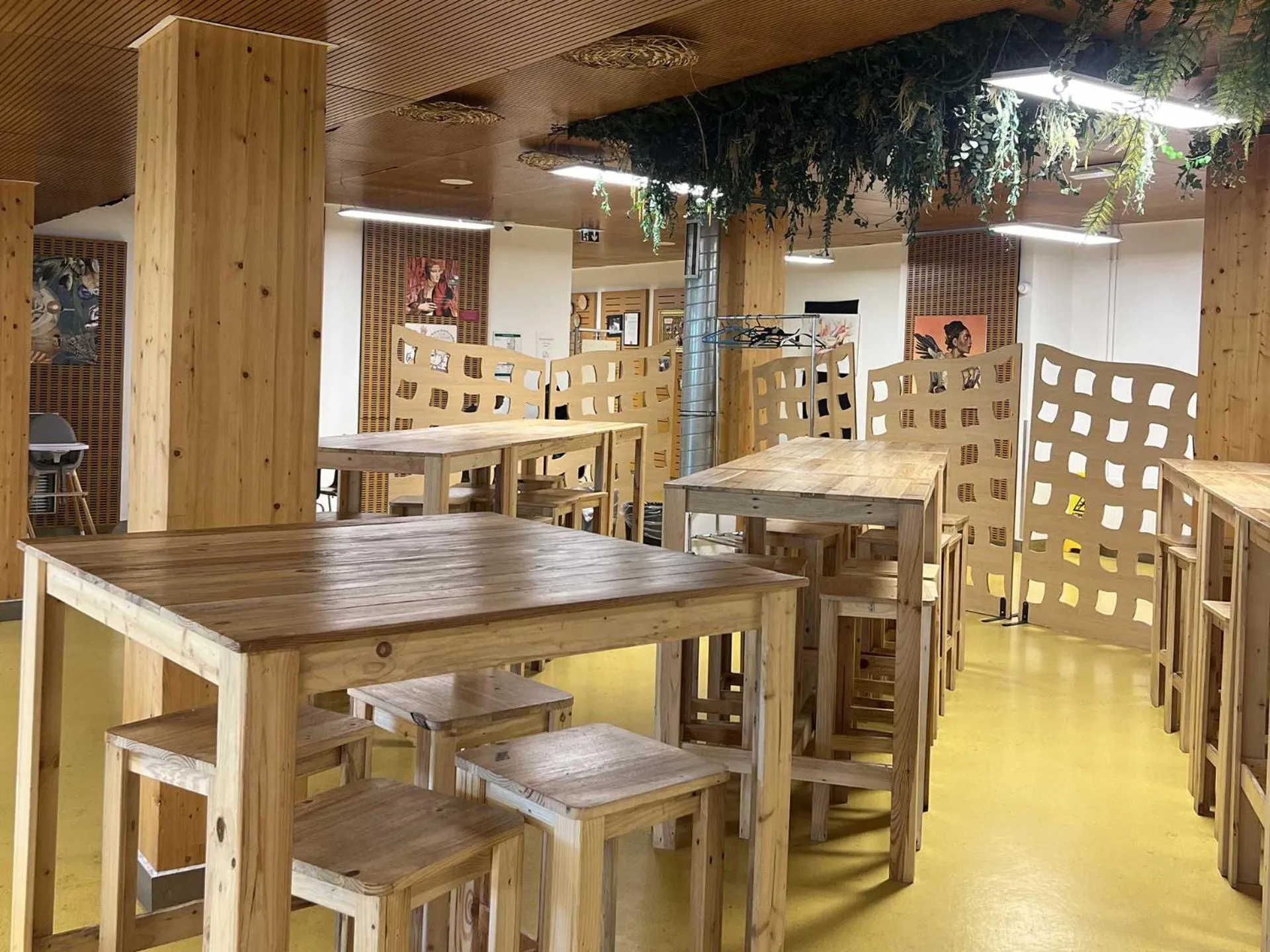 Restaurant/places to eat in Auberge de Jeunesse HI Paris Yves Robert