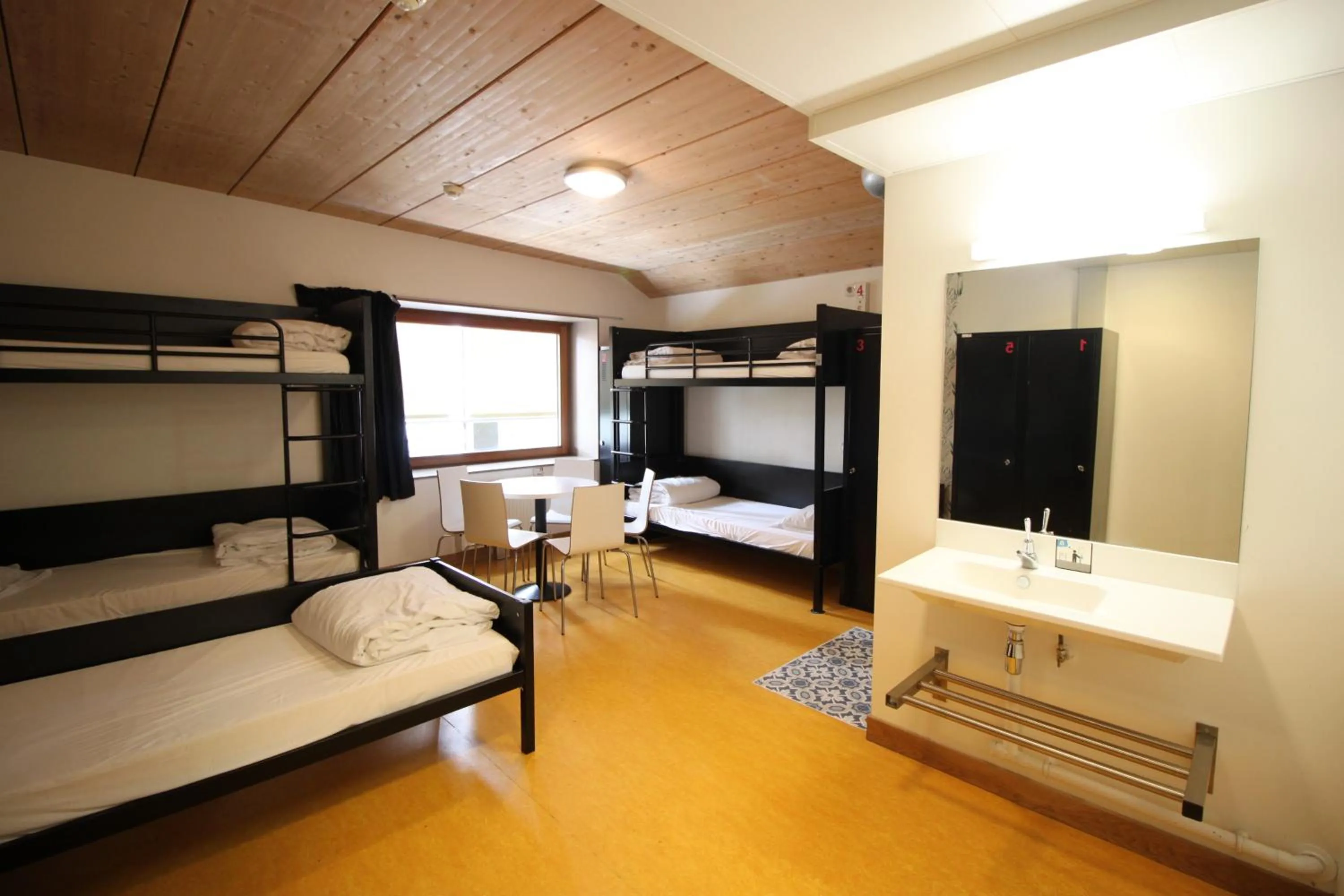 Photo of the whole room, Bed in Auberge de Jeunesse HI Paris Yves Robert