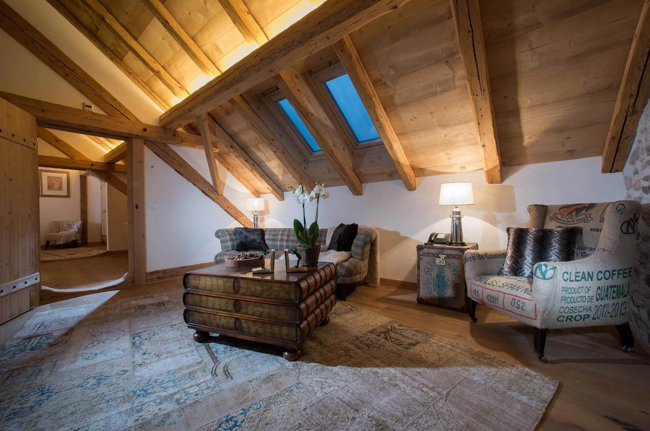 Living room, Bed in Hotel Olden