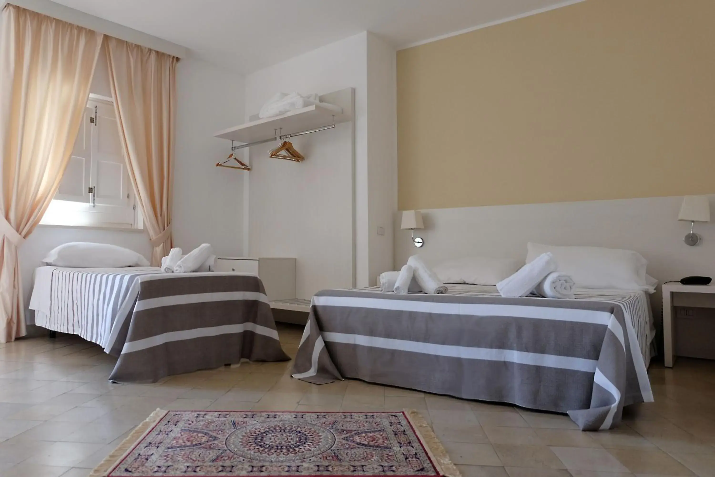 Triple Room with Private Bathroom in Ortigia Mastrarua rooms Triple Room with Private Bathroom in Ortigia Mastrarua rooms