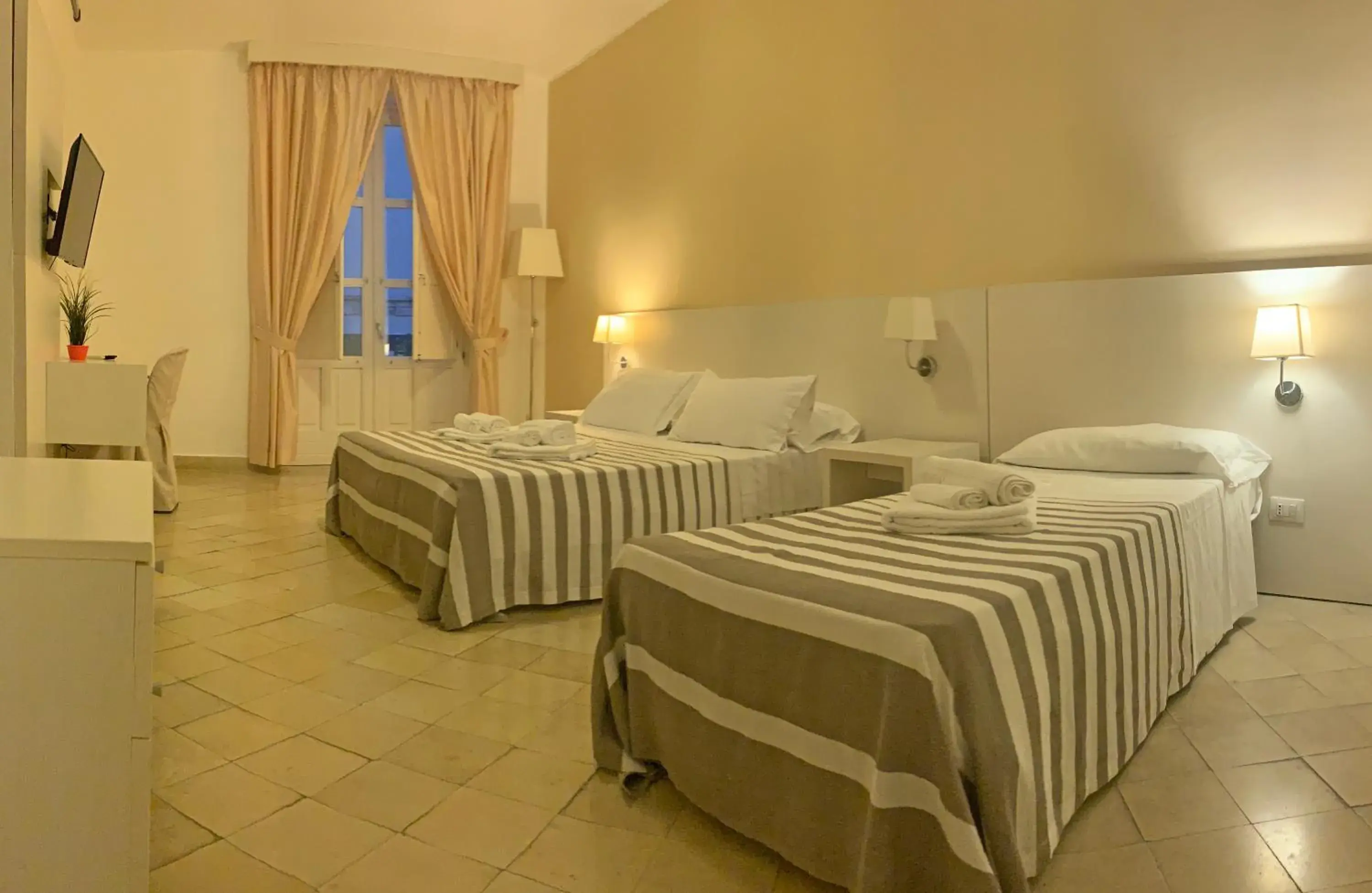 Triple Room with Private Bathroom in Nuova Mastrarua Rooms Triple Room with Private Bathroom in Nuova Mastrarua Rooms