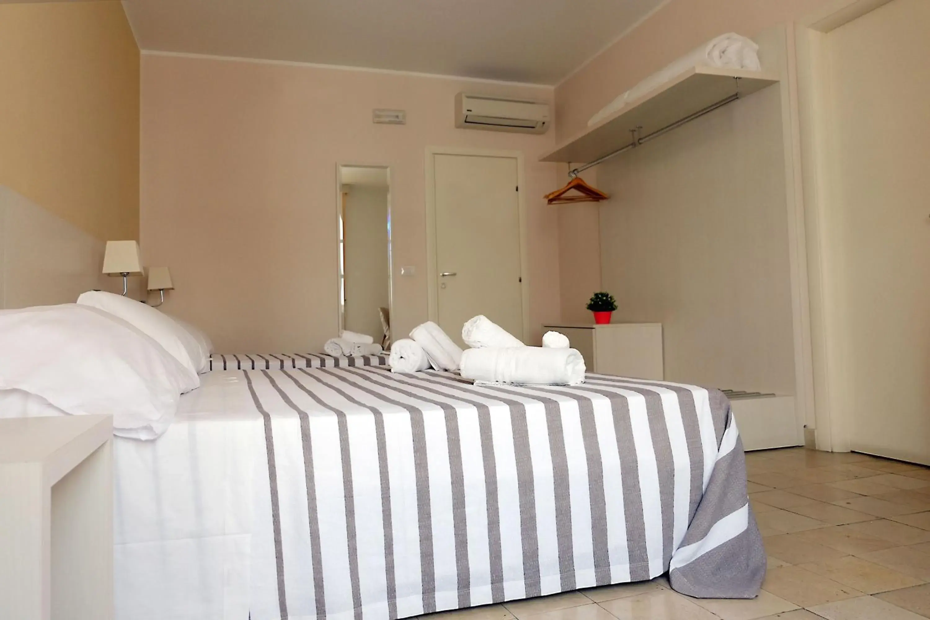 Triple Room with Private Bathroom in Ortigia Mastrarua rooms Triple Room with Private Bathroom in Ortigia Mastrarua rooms