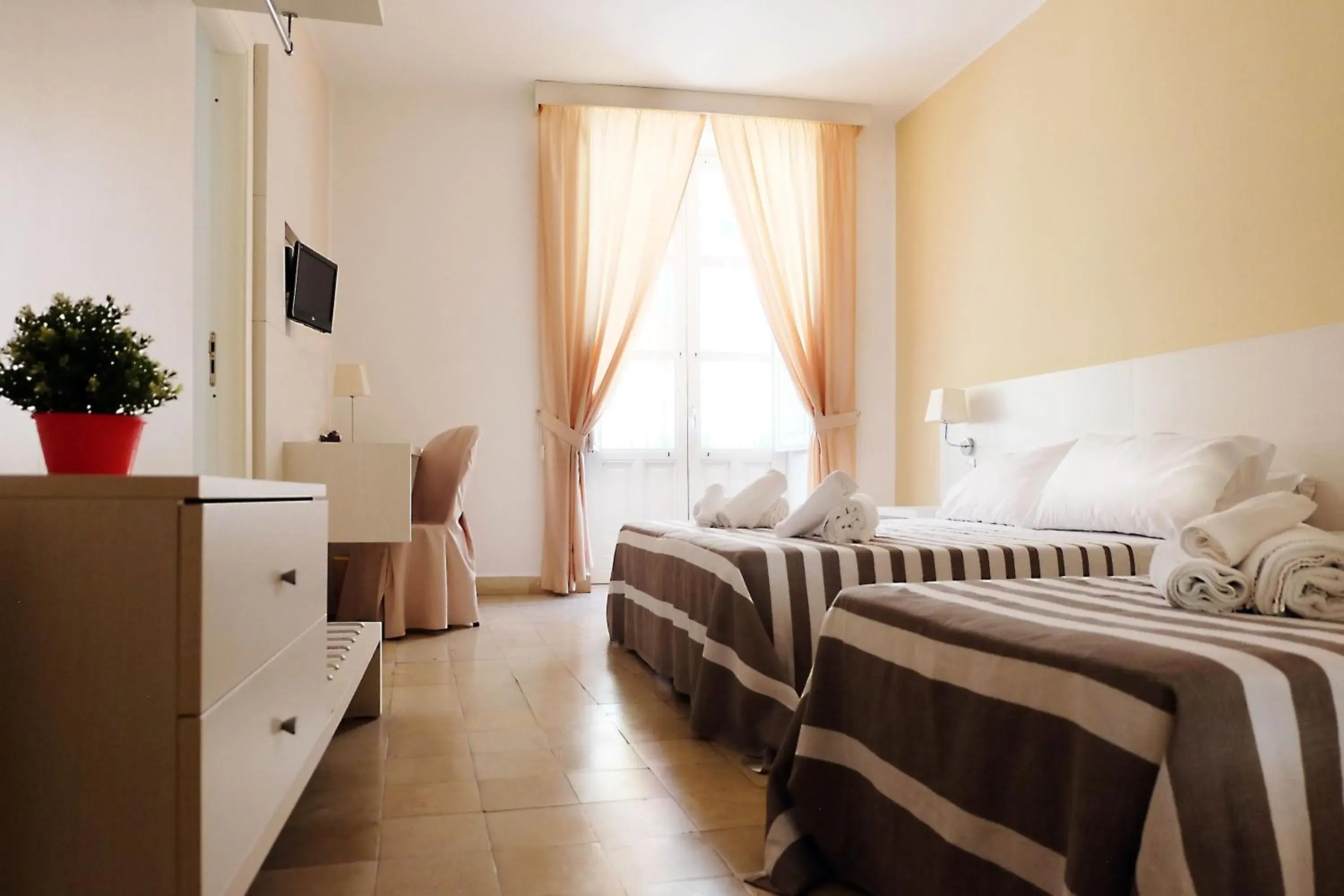 Triple Room with Private Bathroom in Ortigia Mastrarua rooms Triple Room with Private Bathroom in Ortigia Mastrarua rooms