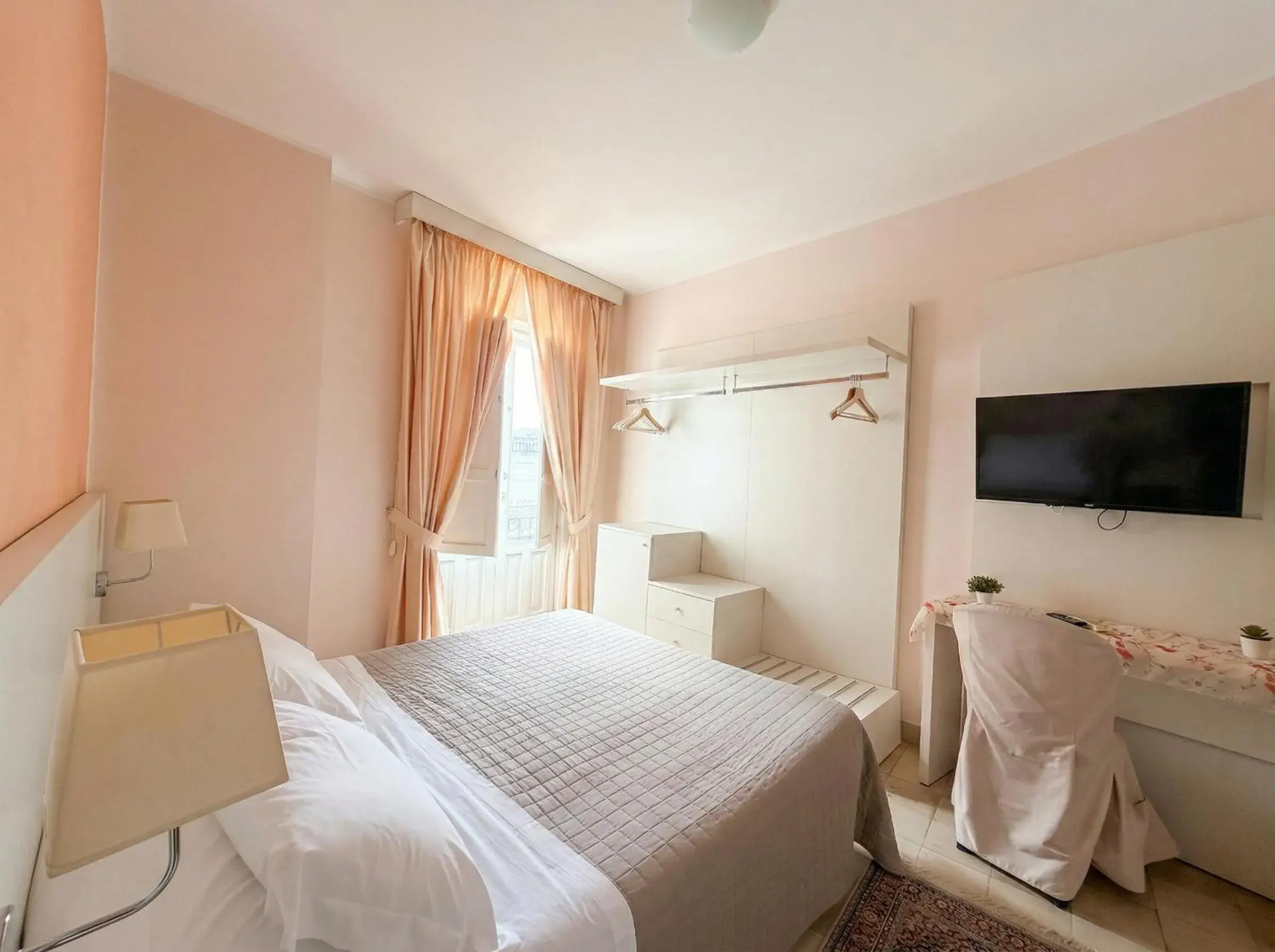 Double or Twin Room with City View in Ortigia Mastrarua rooms Double or Twin Room with City View in Ortigia Mastrarua rooms