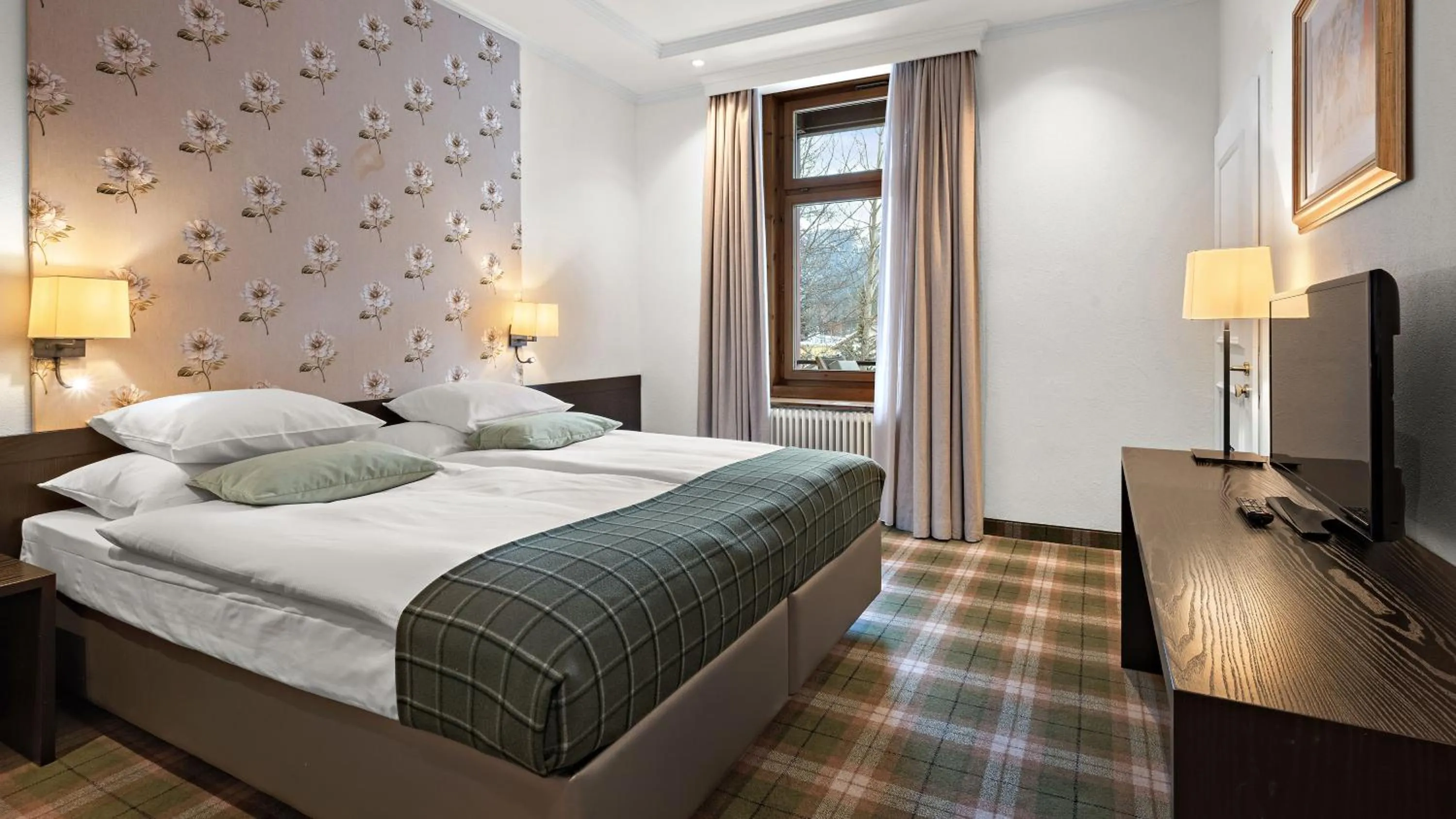 Photo of the whole room, Bed in Morosani Schweizerhof