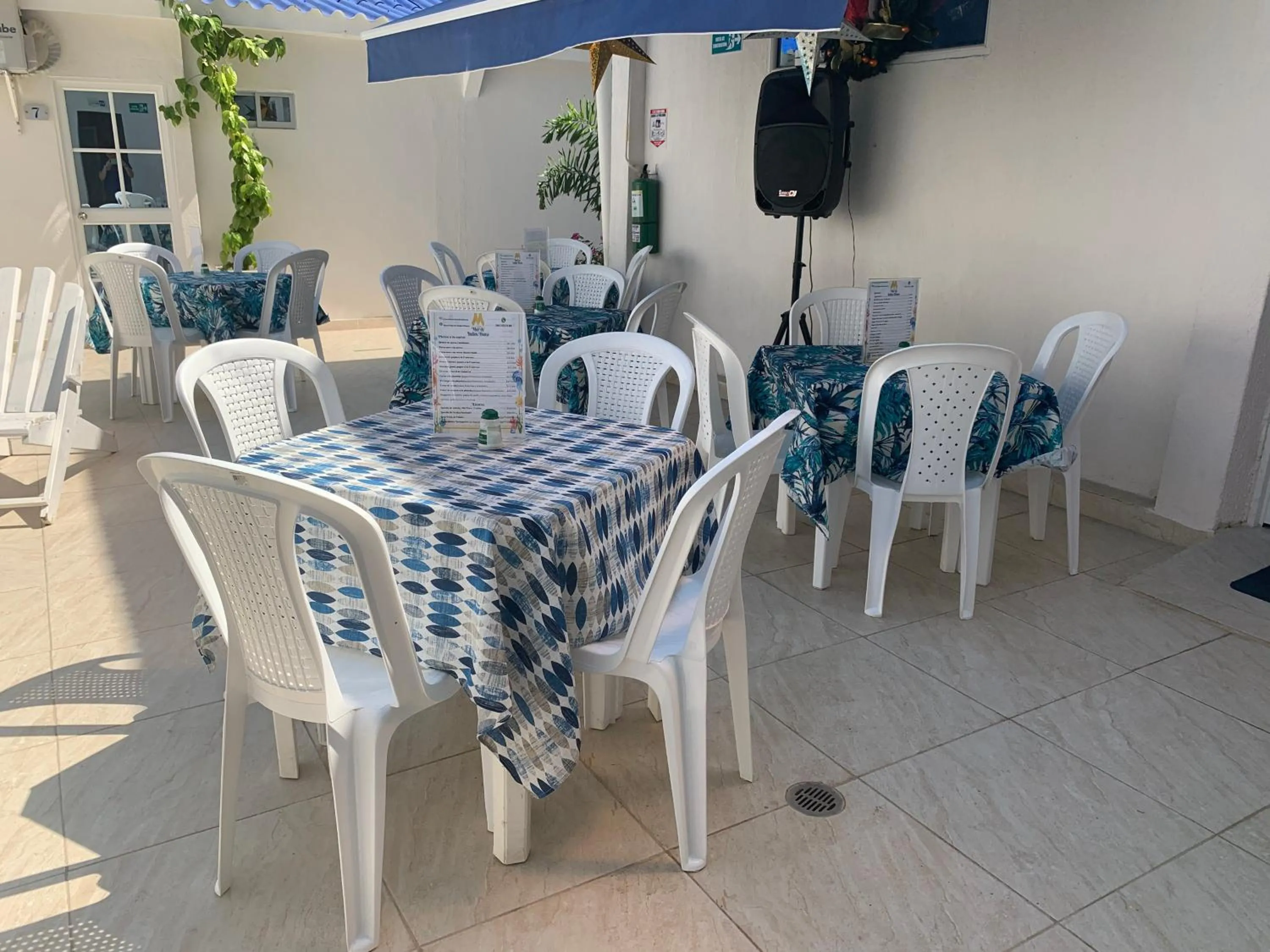 Restaurant/places to eat in Mar de Indias House