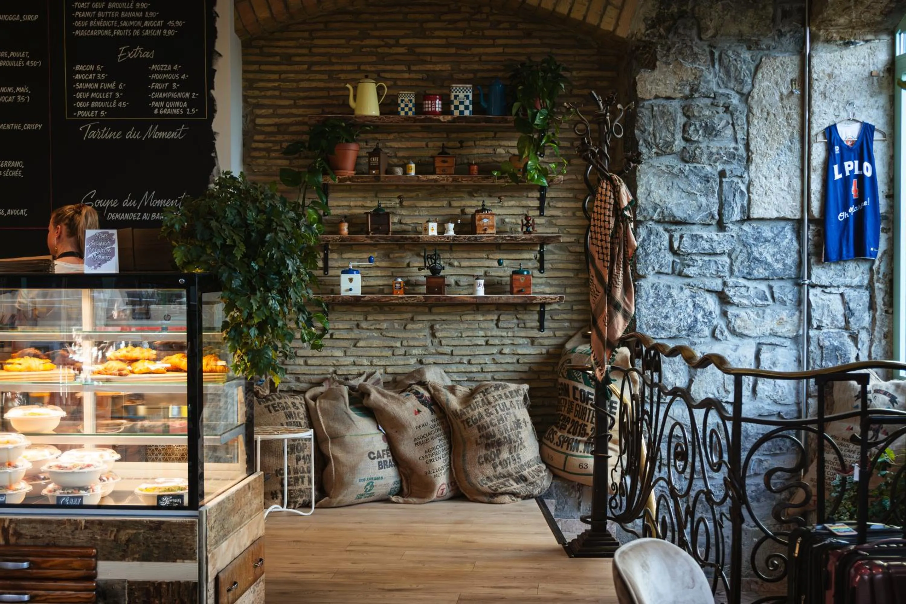 Restaurant/places to eat in Hotel Montbrillant