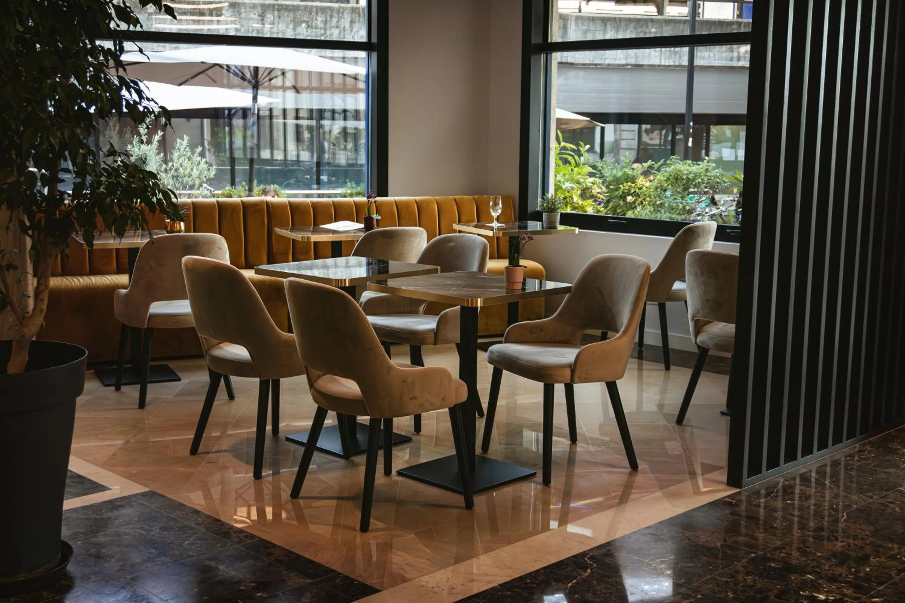 Lounge or bar in Hotel Montbrillant