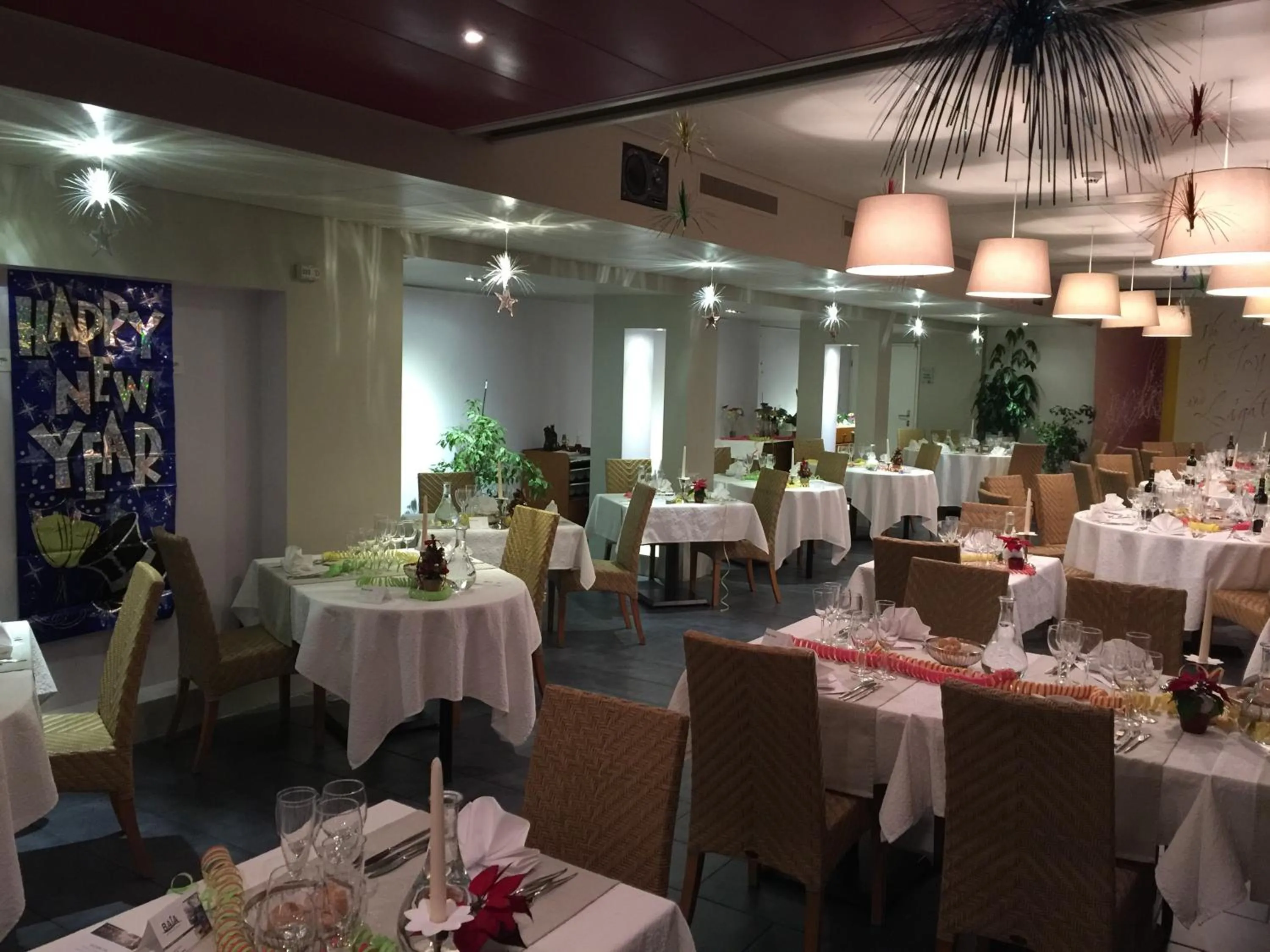 Restaurant/places to eat in Tresa Bay Hotel