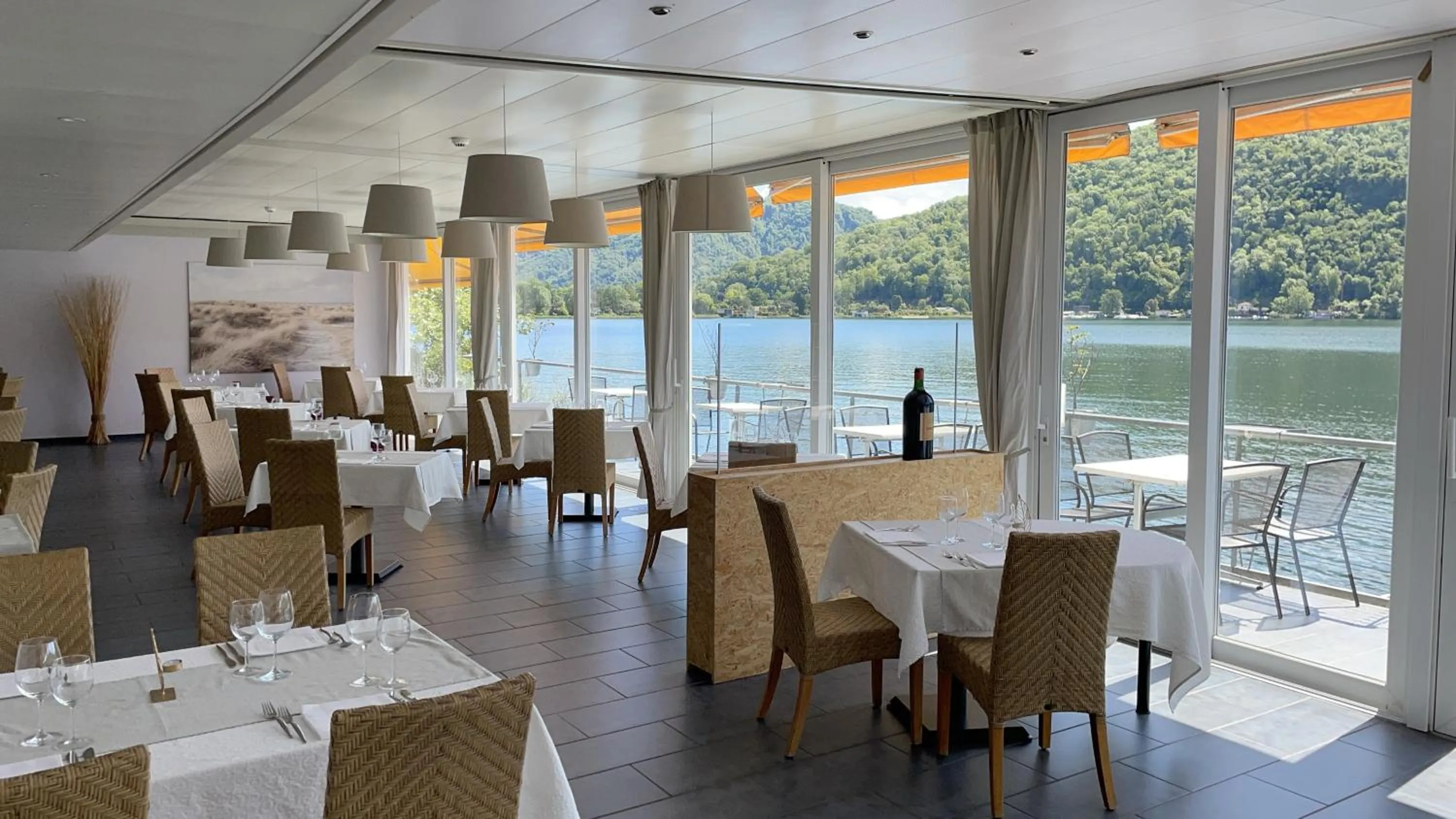 Restaurant/places to eat in Tresa Bay Hotel