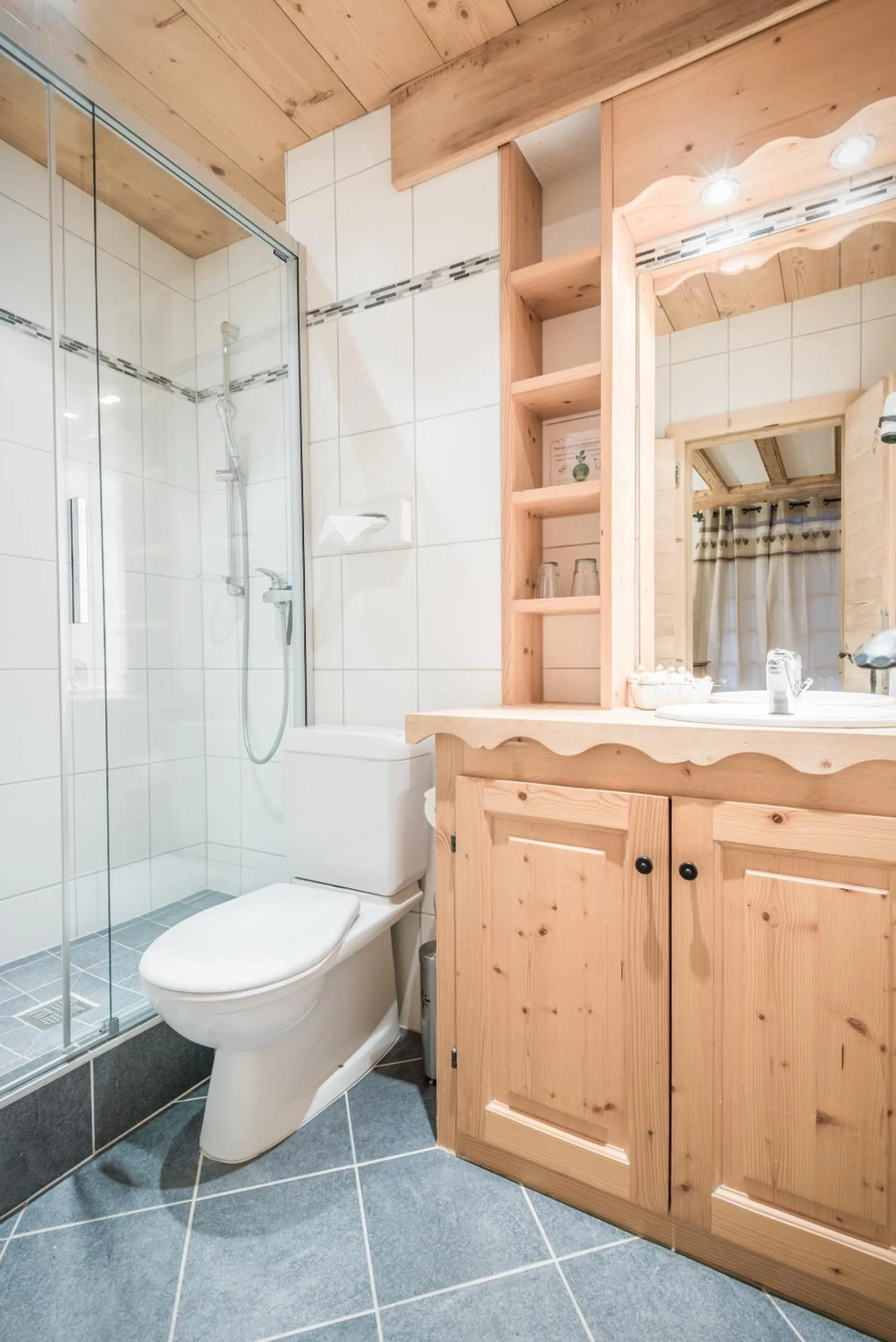 Shower in Boutique Hotel Beau-Séjour & Spa Superior