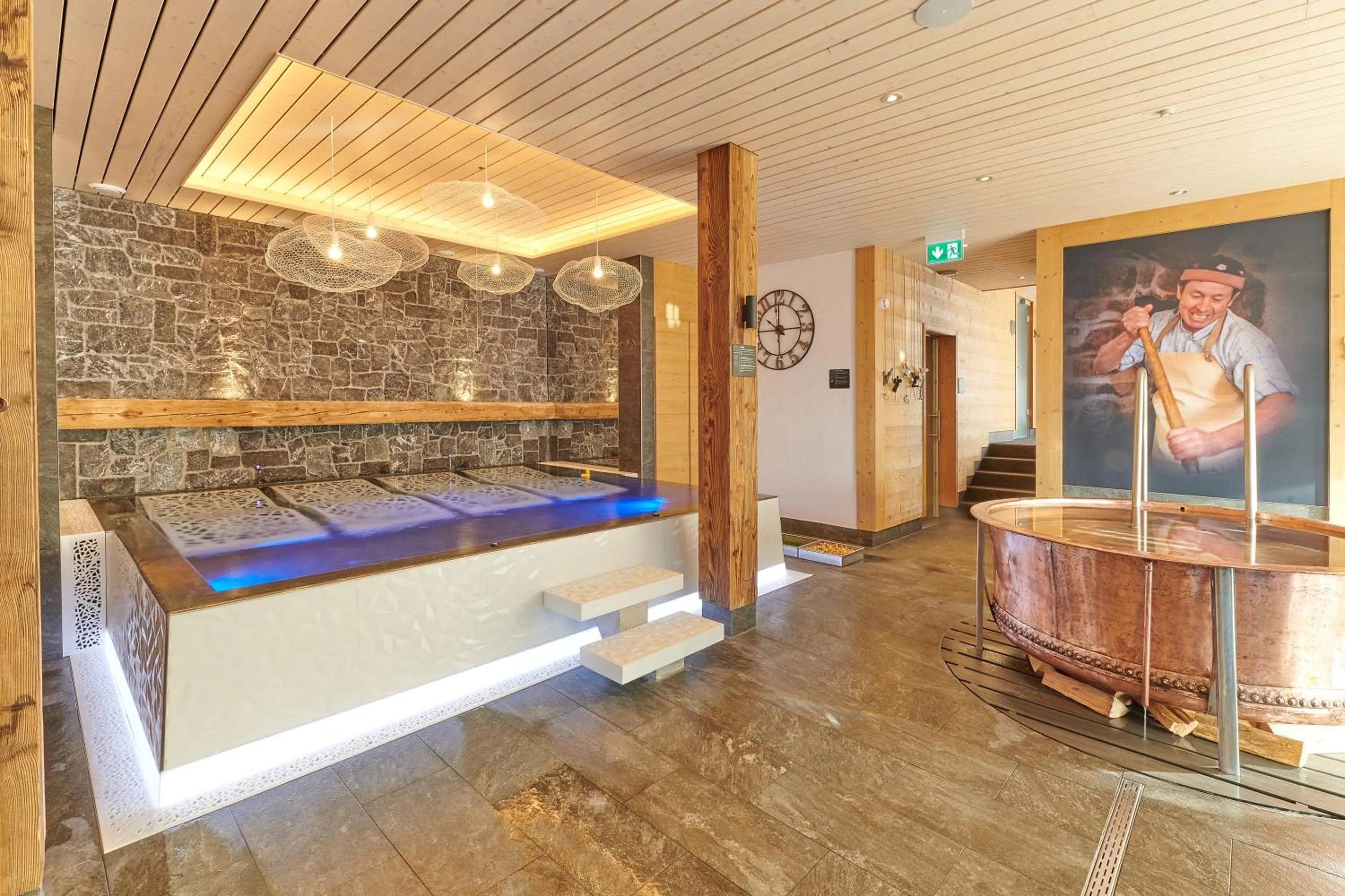 Hot Tub in Boutique Hotel Beau-Séjour & Spa Superior