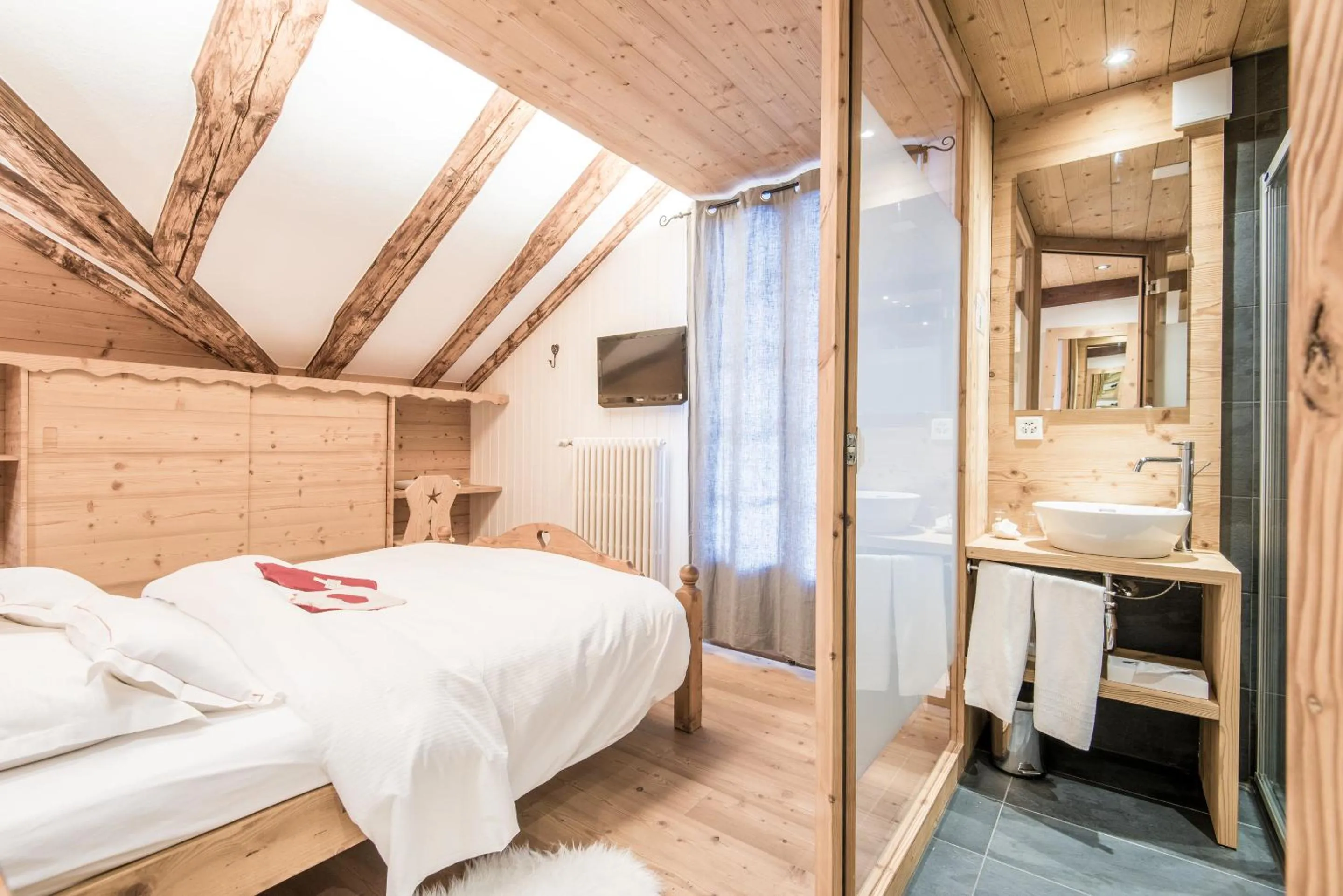 Bathroom, Bed in Boutique Hotel Beau-Séjour & Spa Superior